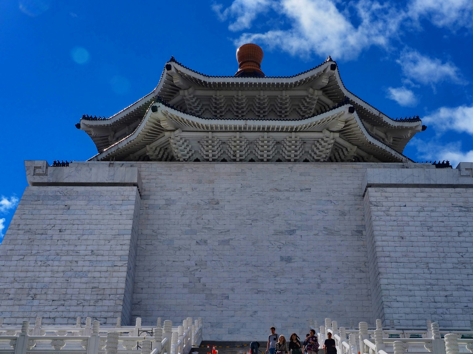 Majestätische Fassade der Nationalen Chiang-Kai-shek-Gedenkhalle unter blauem Himmel