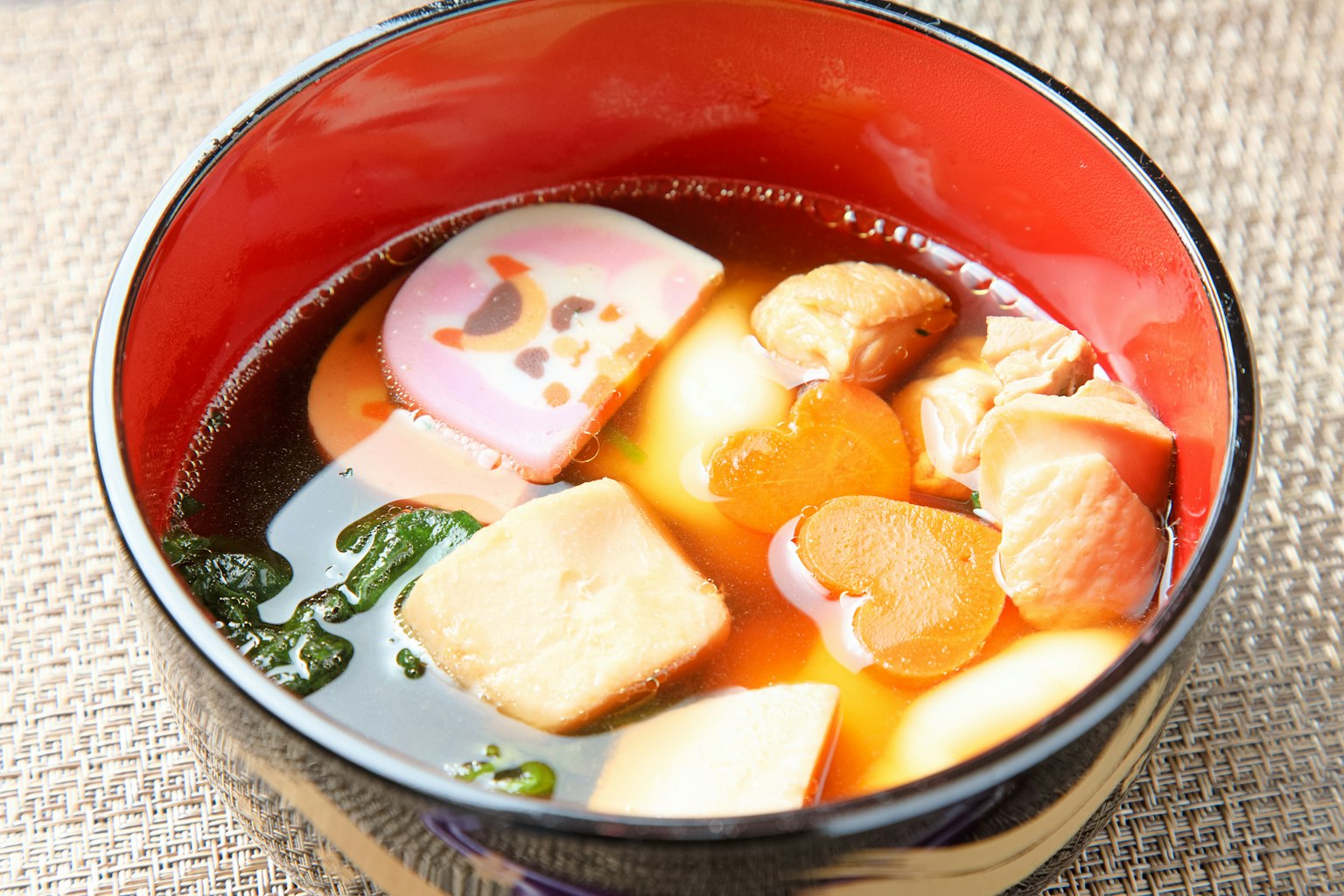 Sup mie miso dengan berbagai bahan dalam mangkuk merah