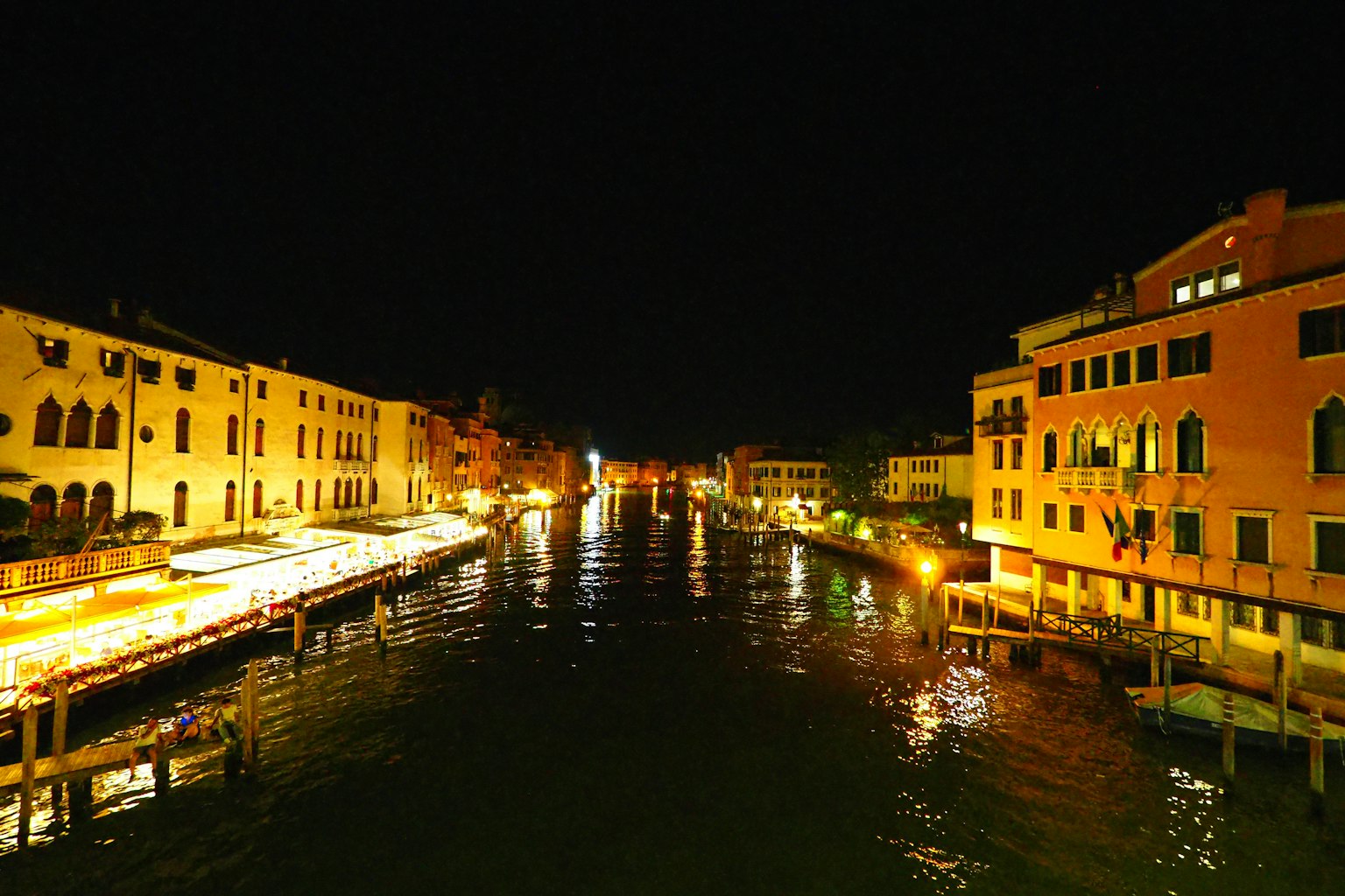 Schöner Blick auf den Kanal von Venedig bei Nacht