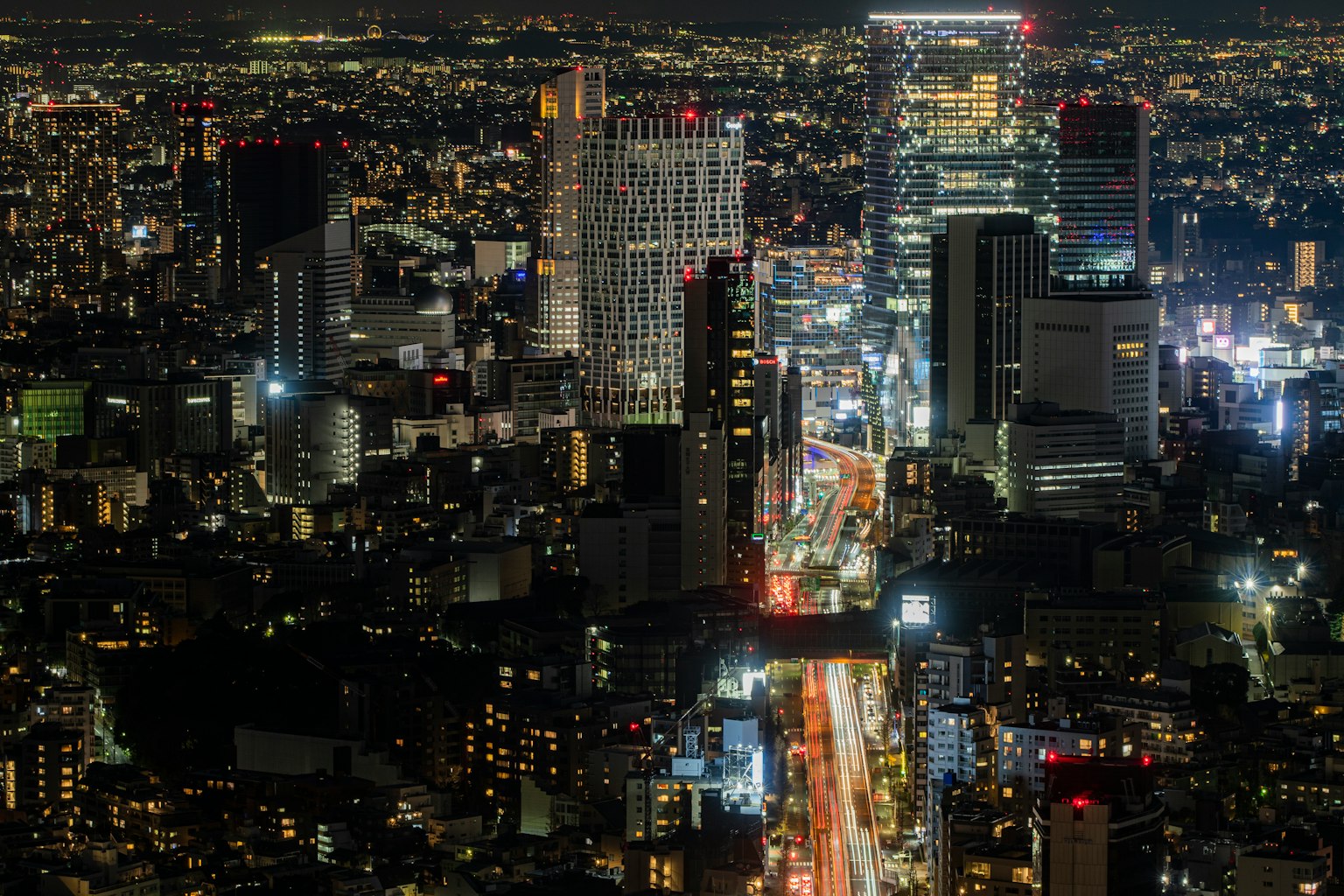 Pemandangan malam Tokyo dengan gedung pencakar langit dan lampu kota yang terang