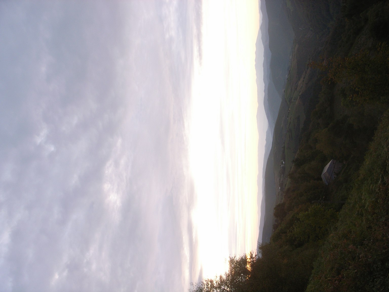 山景與日落天空和散布的雲