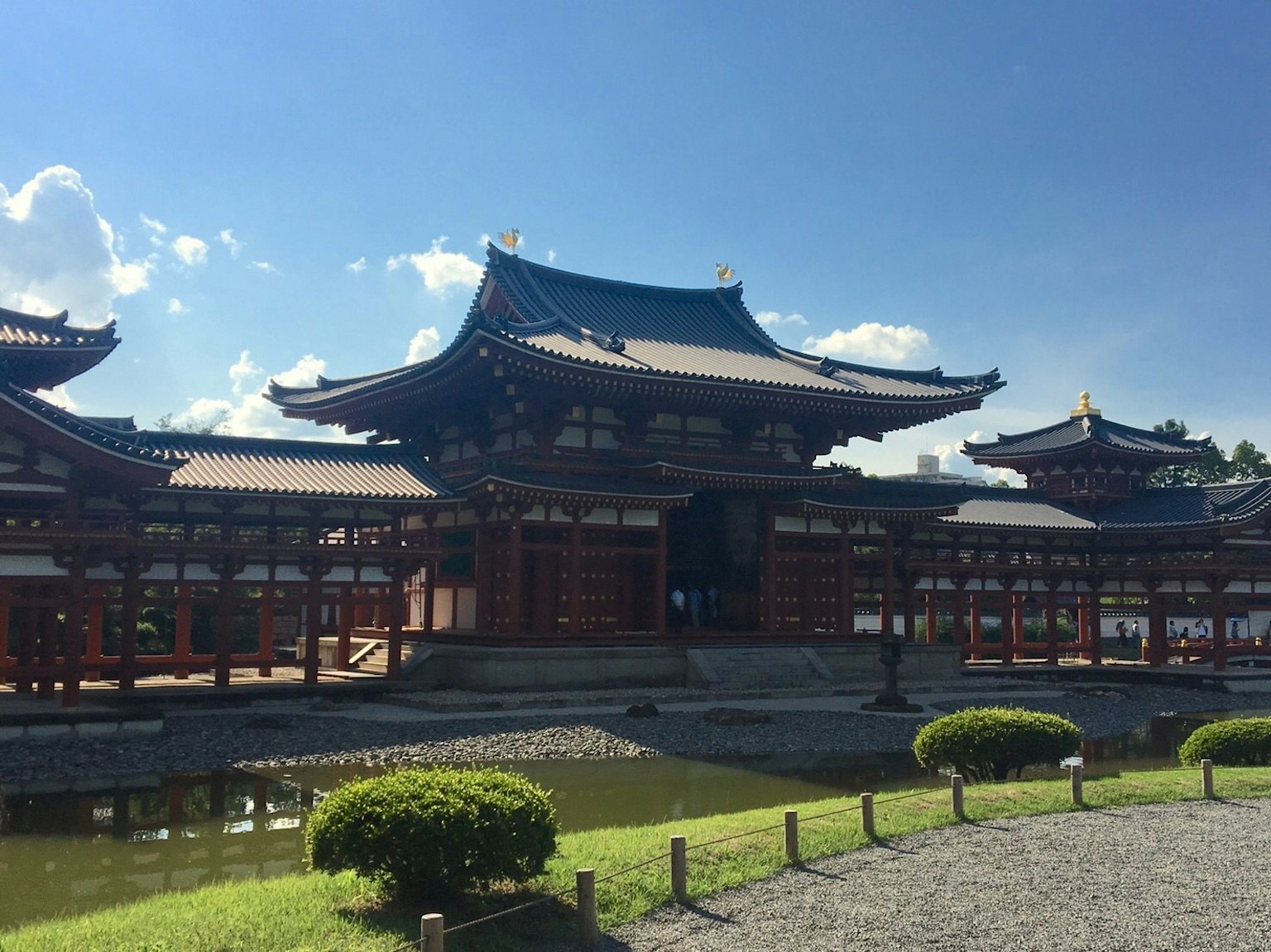 Bâtiment de temple japonais avec vue sur le jardin