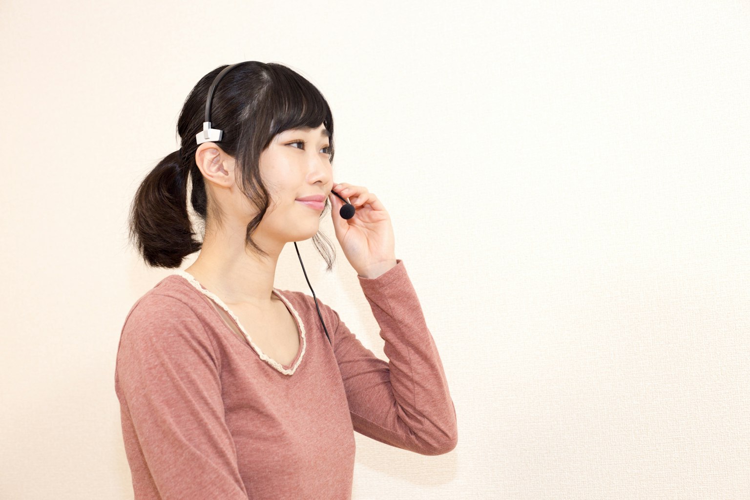 Femme utilisant un casque et parlant