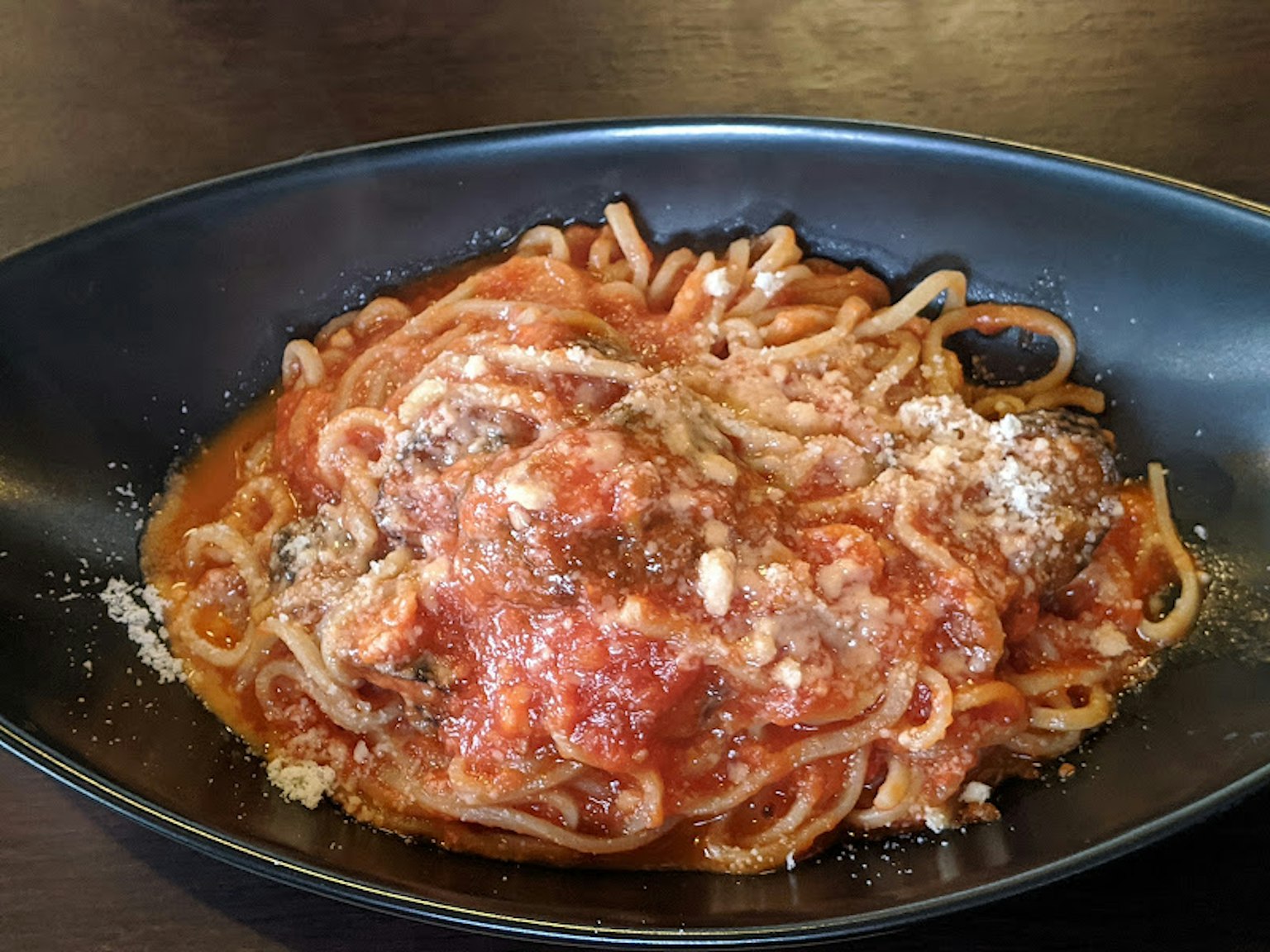 토마토 소스에 파르메산 치즈가 얹힌 스파게티와 미트볼
