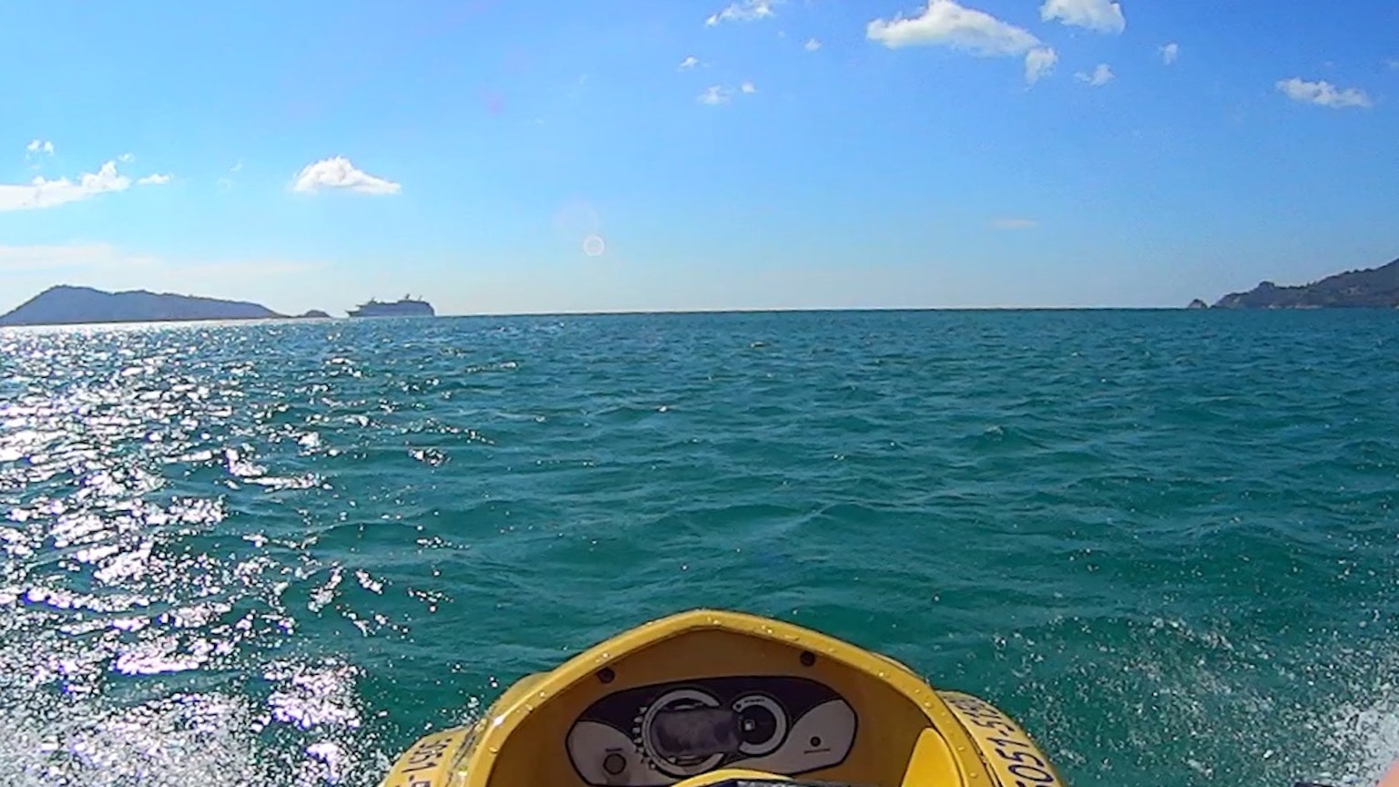 Latar depan jet ski dengan pemandangan laut biru dan langit