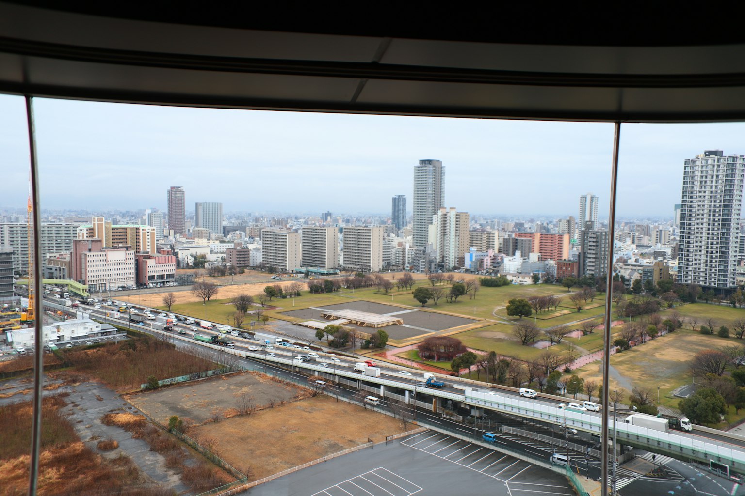 Vue de la ville avec des gratte-ciels et un grand parc