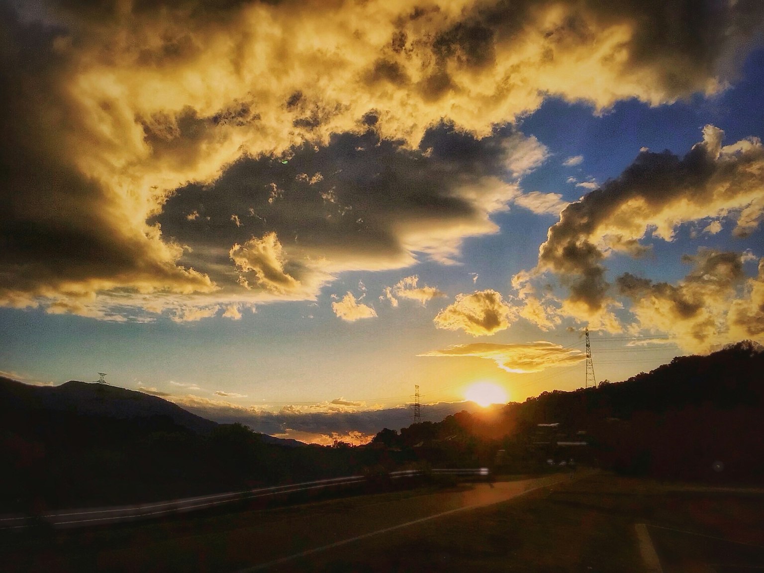 Bellissimo paesaggio al tramonto con montagne e nuvole nel cielo