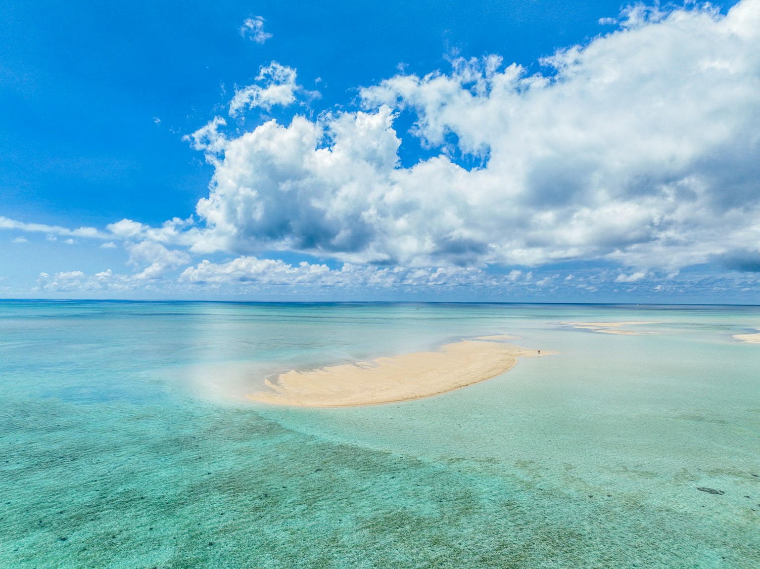 Bellissimo paesaggio di mare blu e spiaggia di sabbia bianca