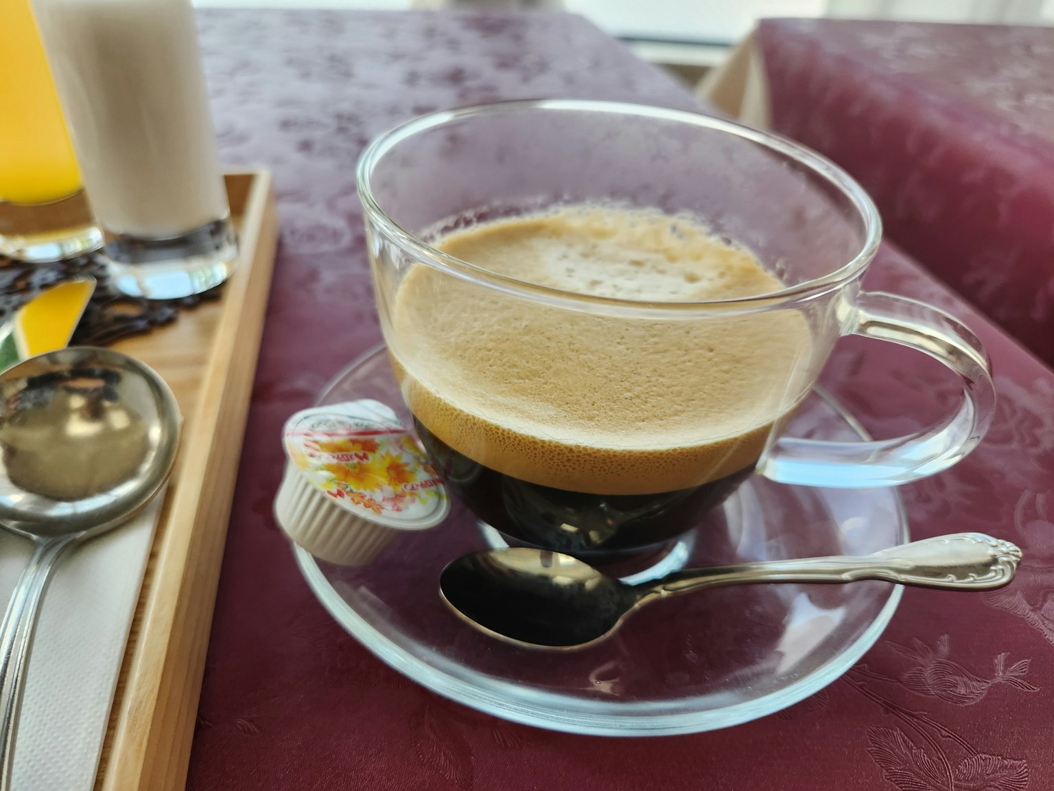 Nahaufnahme einer Kaffeetasse mit einem kleinen Dessert daneben