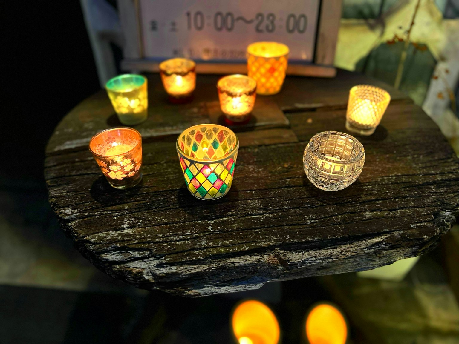 Des porte-bougies colorés disposés sur une surface en bois