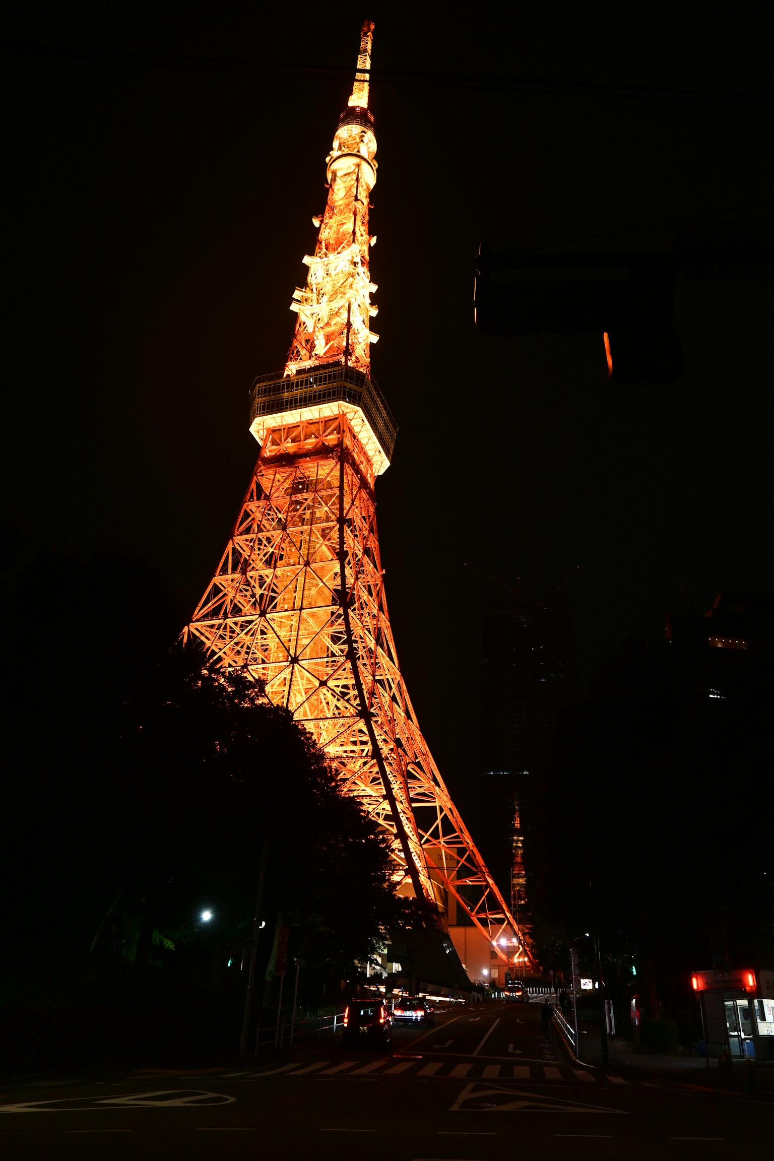 Tokyo Tower nachts orange beleuchtet