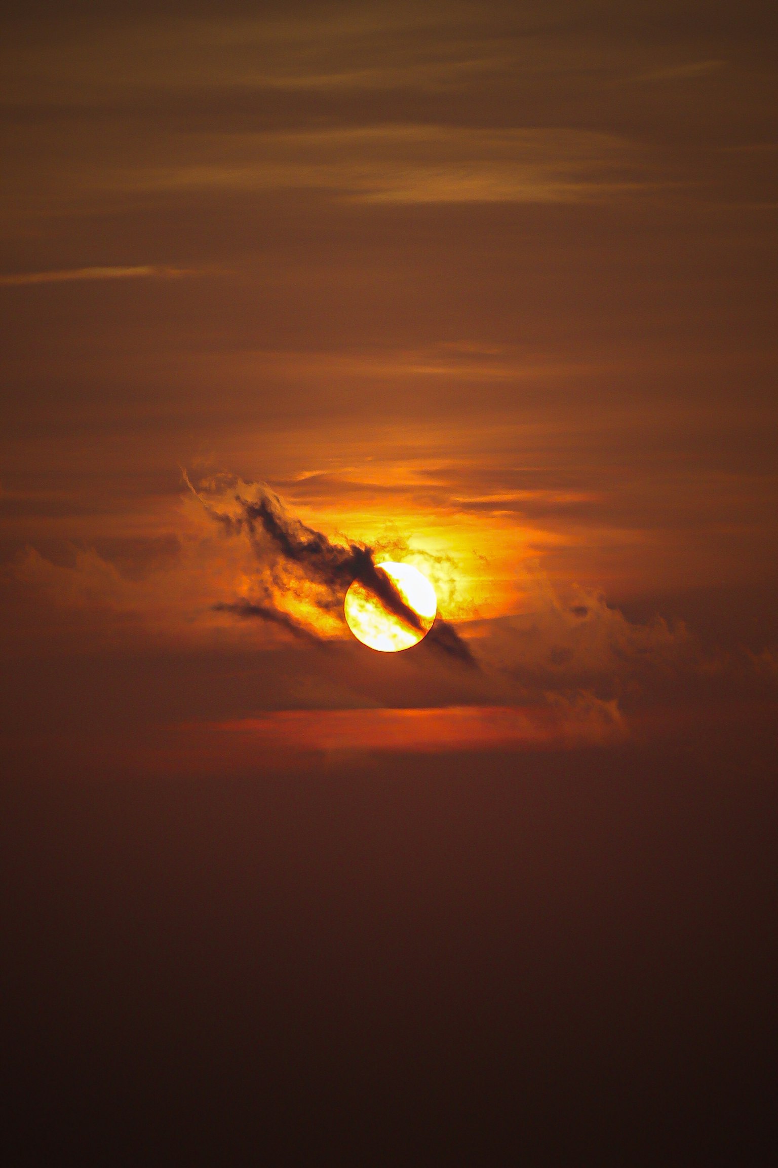 美麗的日落，太陽透過雲層