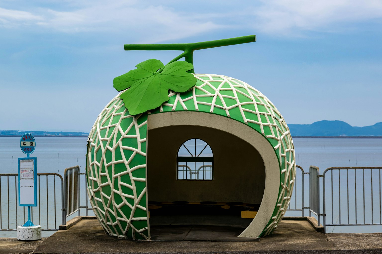Riparo per panchina a forma di melone verde vicino al mare