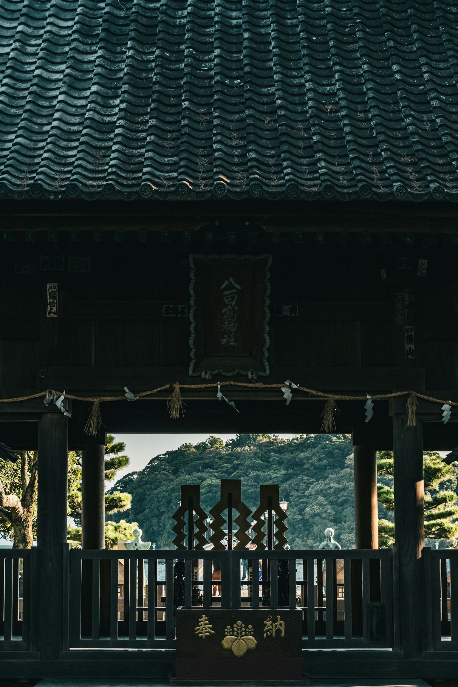 传统日本神社的景观，装饰祭坛和神圣的绳索可见