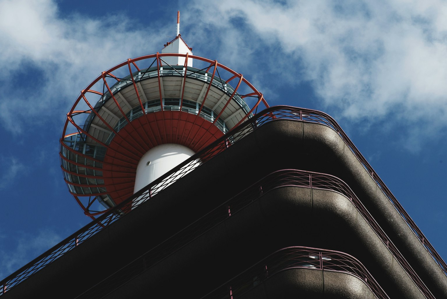 Photo d'un bâtiment avec une plateforme d'observation circulaire rouge