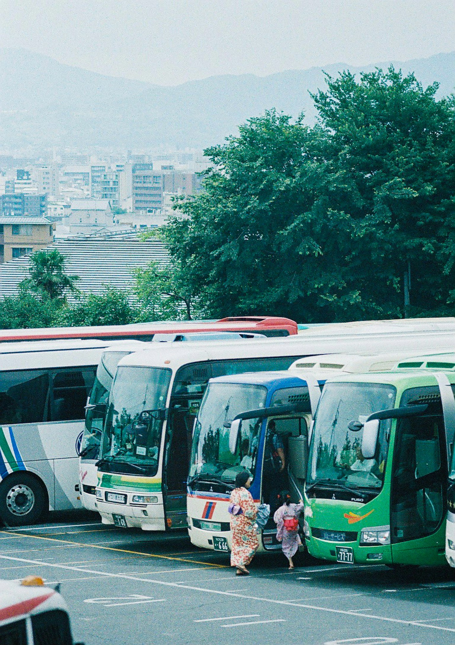 穿著和服的人在停車場附近走動