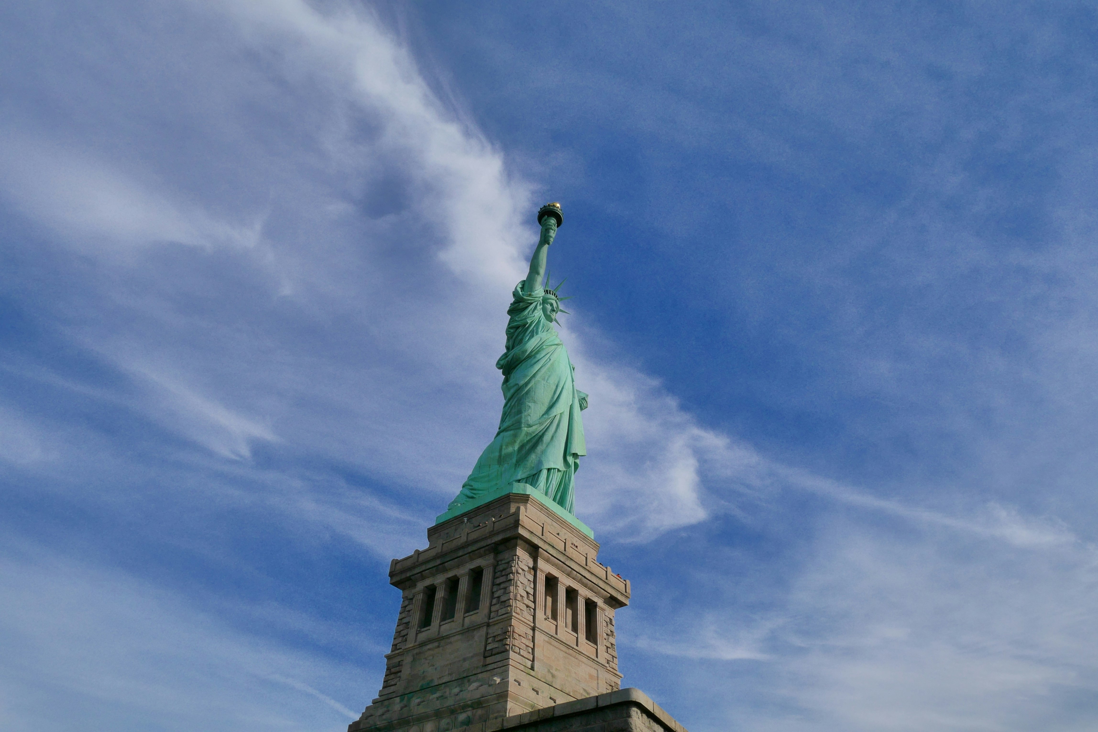 cabeza de la Estatua de la Libertad con la antorcha hacia el cielo