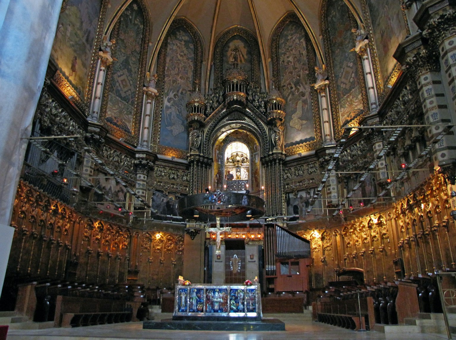Interior de una iglesia bellamente decorada con techos altos y arcos góticos
