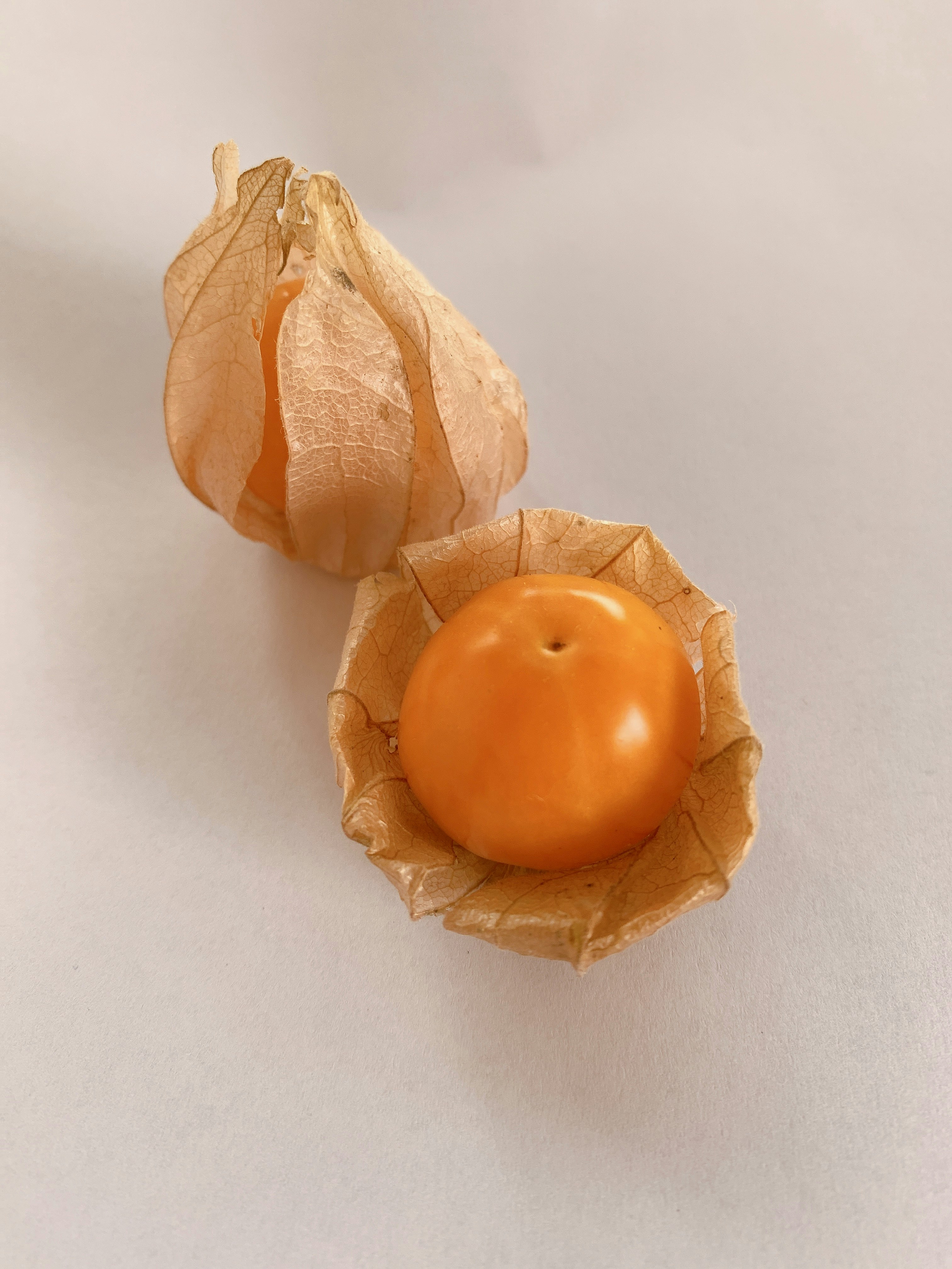 紙袋に入ったオレンジ色のキャンディと包みの質感