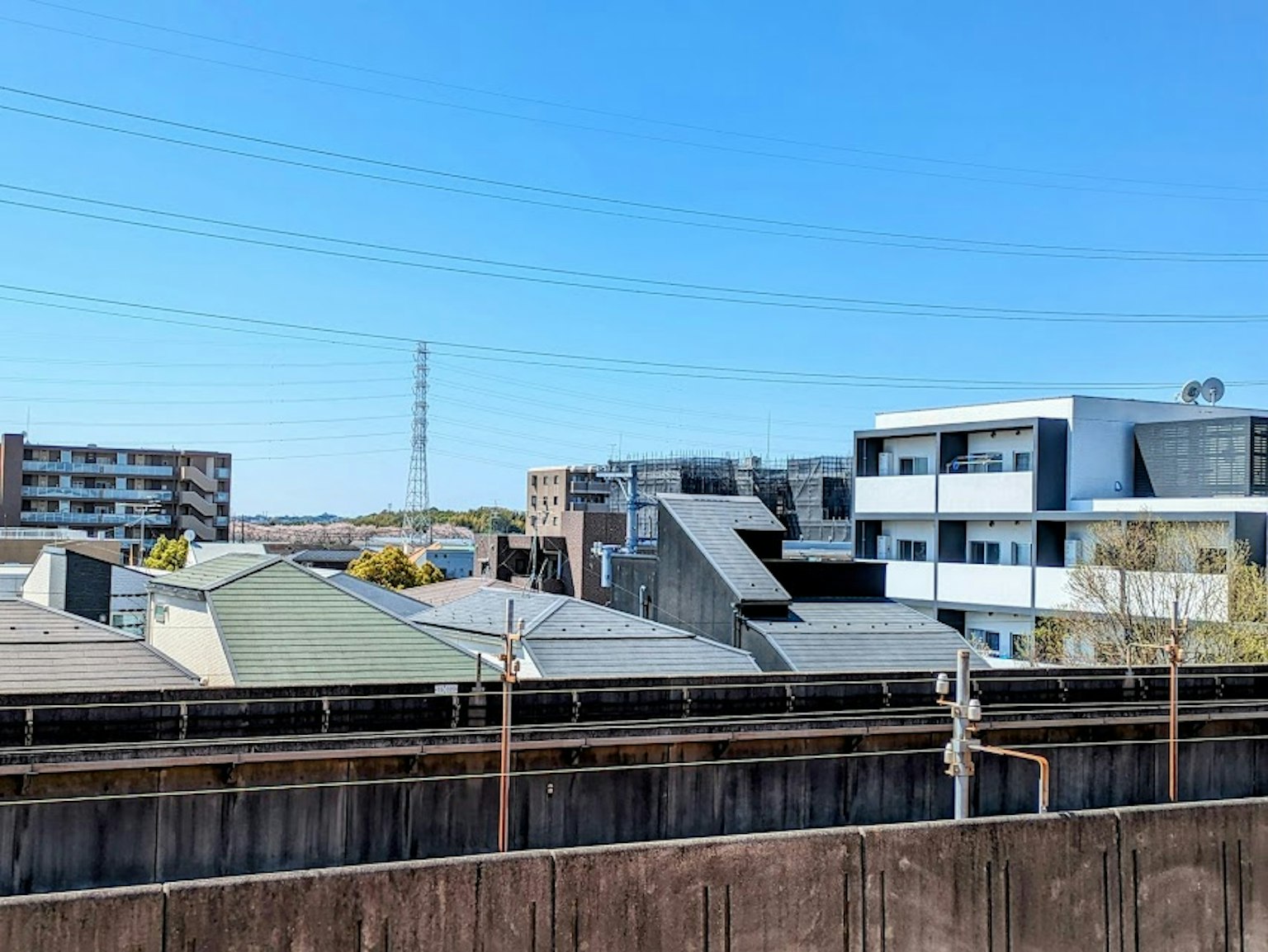 住宅区的现代建筑和晴朗的蓝天