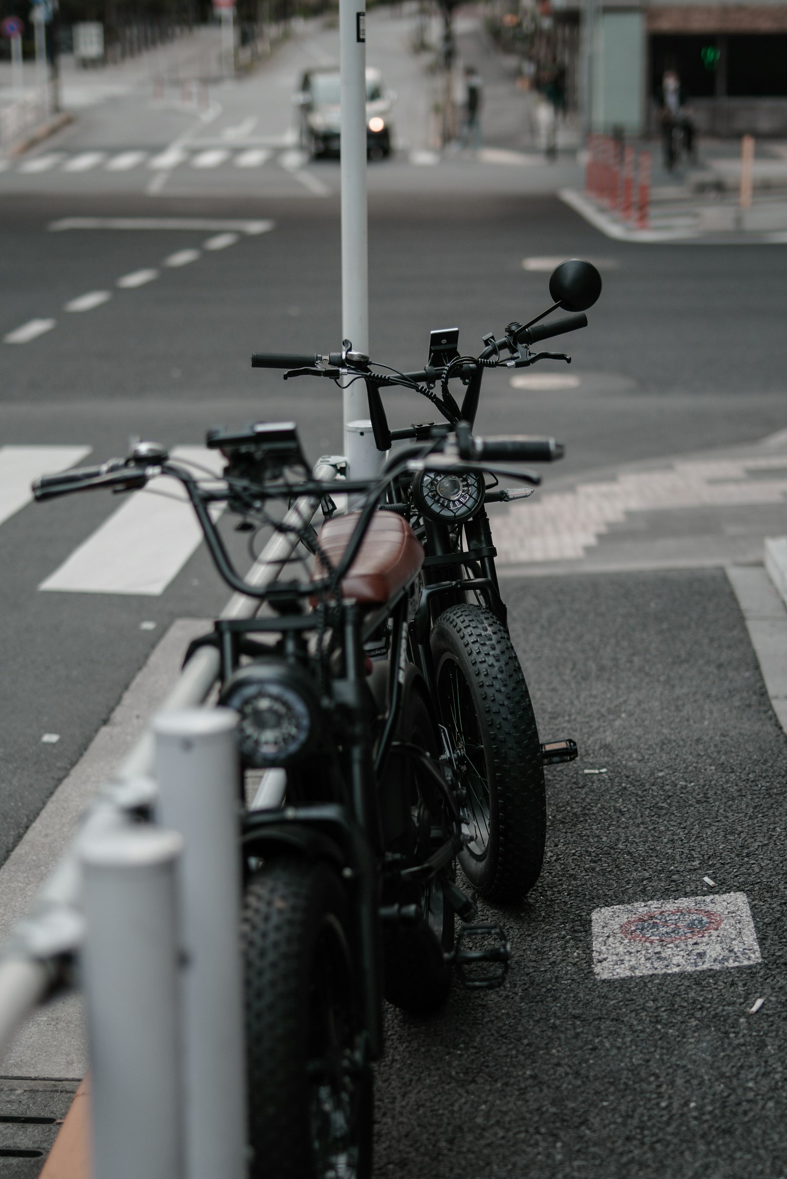 Schwarze Elektrofahrräder am Straßenrand geparkt
