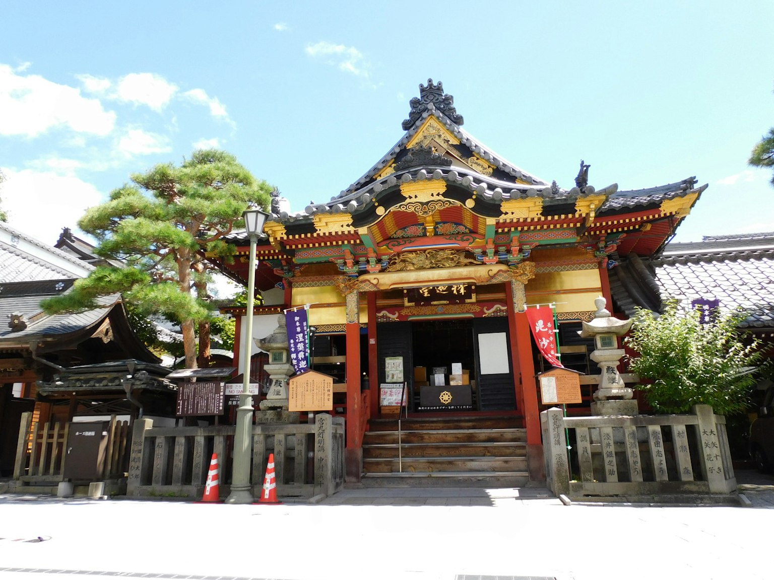 美麗的日本神社外觀傳統建築風格鮮豔的裝飾在藍天之下