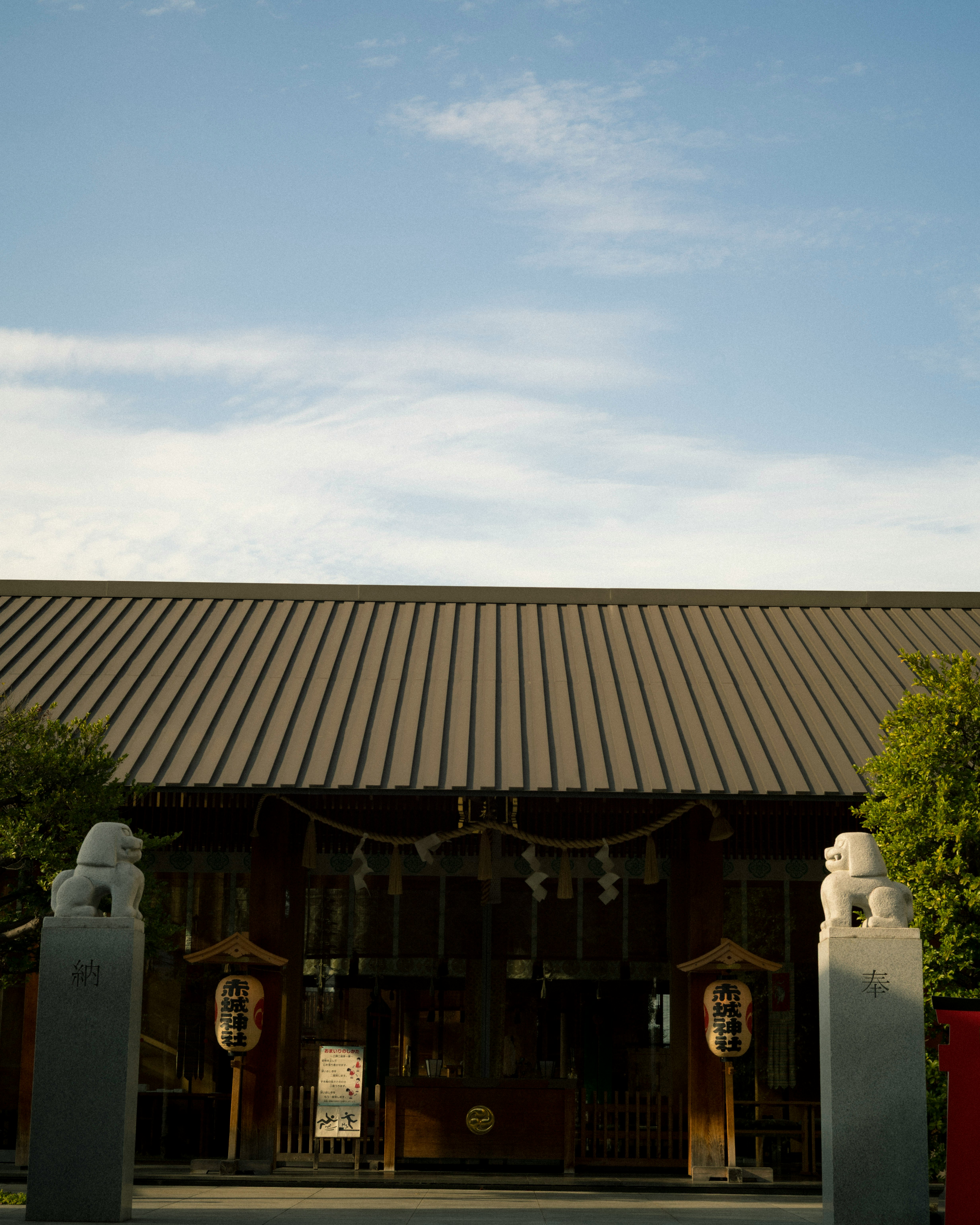 蓝天下的寺庙大门与石像