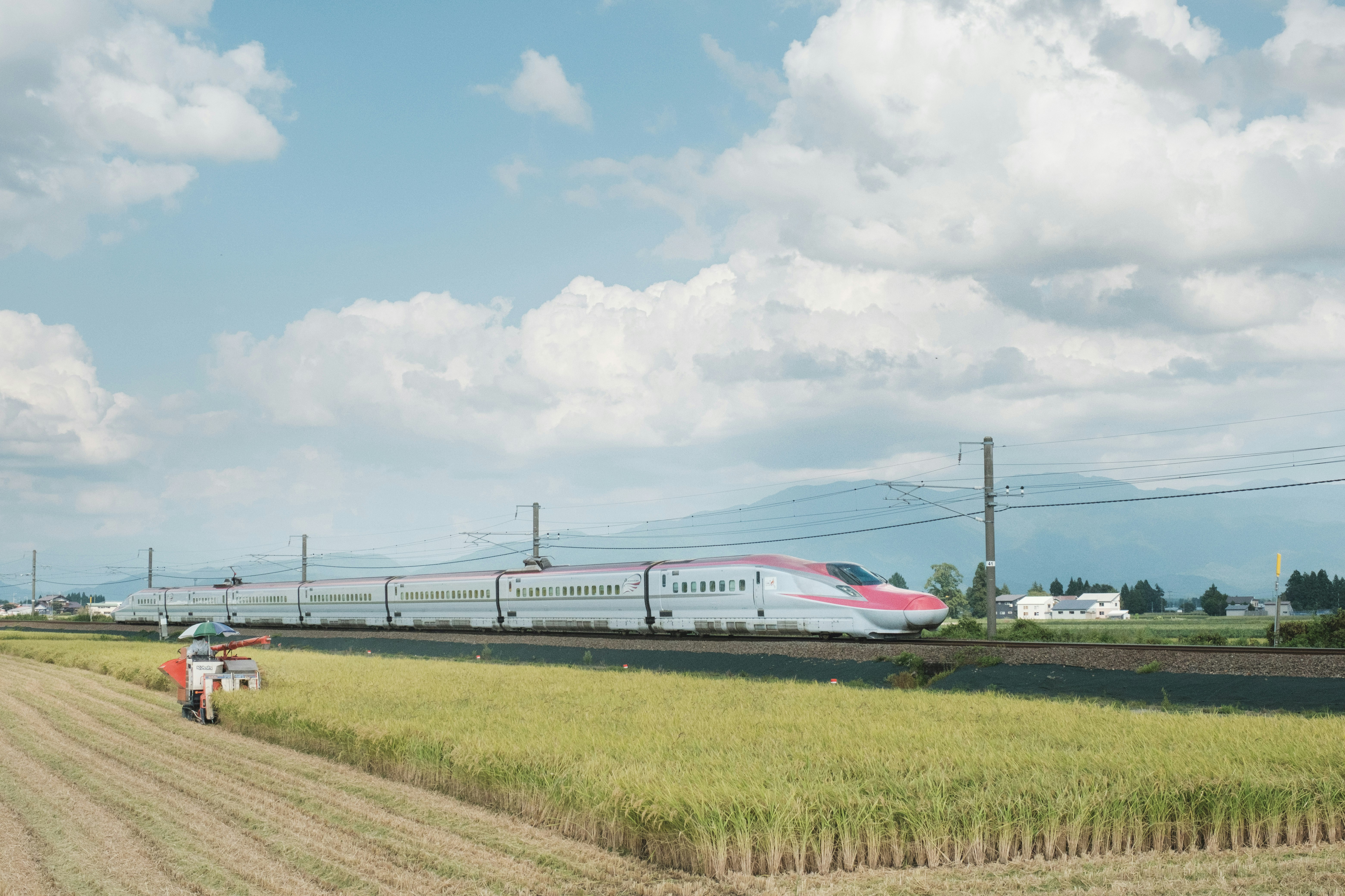tren de alta velocidad pasando por campos de campo