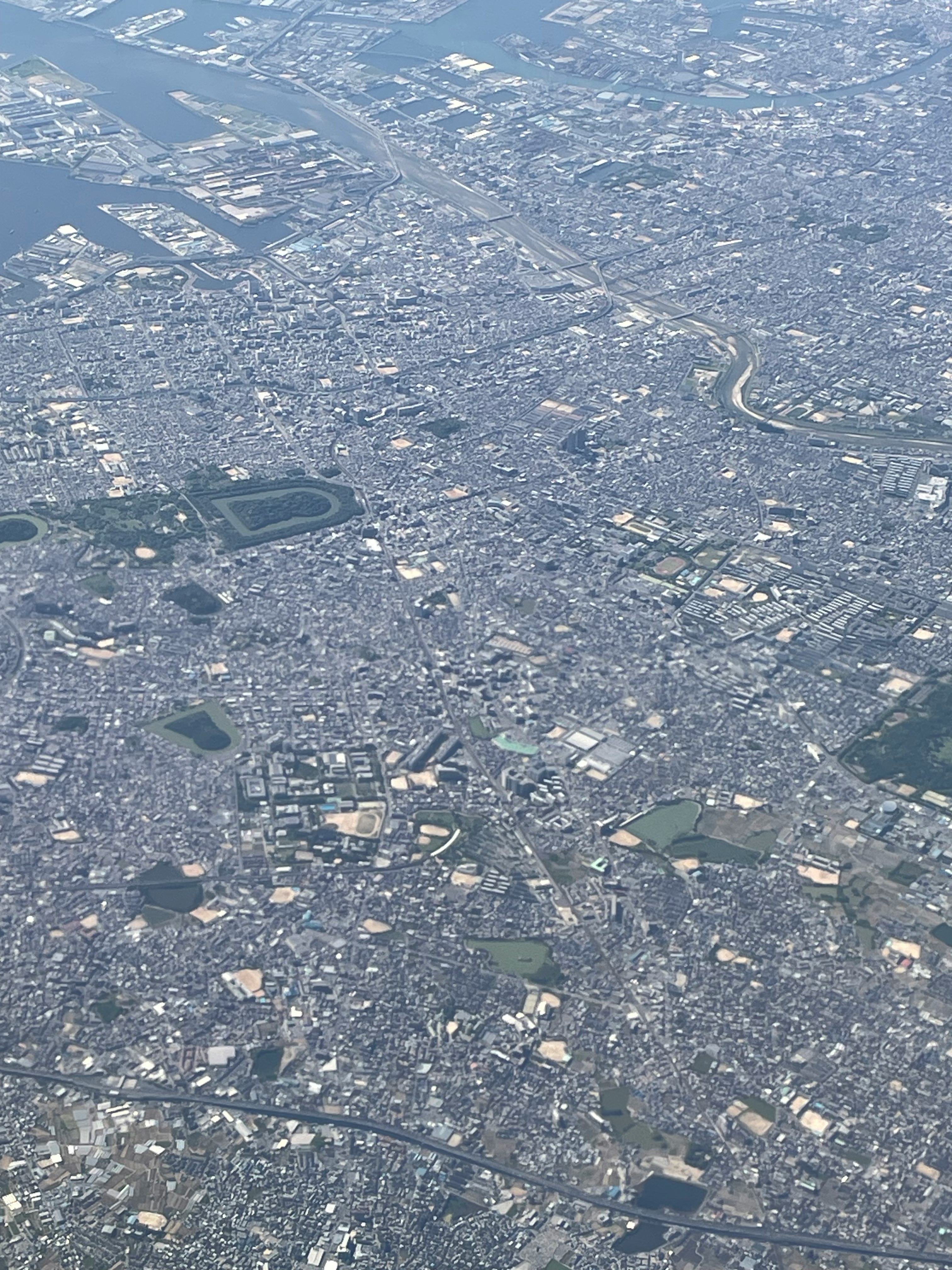 上空から見下ろす都市の街並みと川・湖