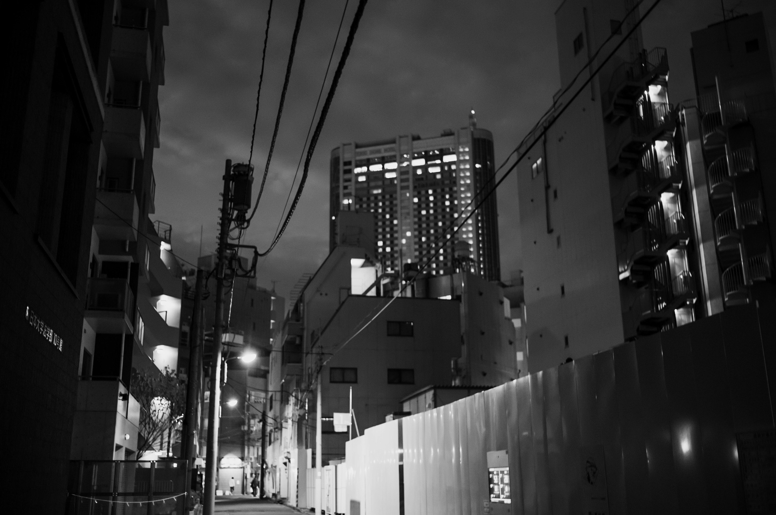 스이도바시의 야간 골목, 고층 빌딩과 전선이 보이는 거리