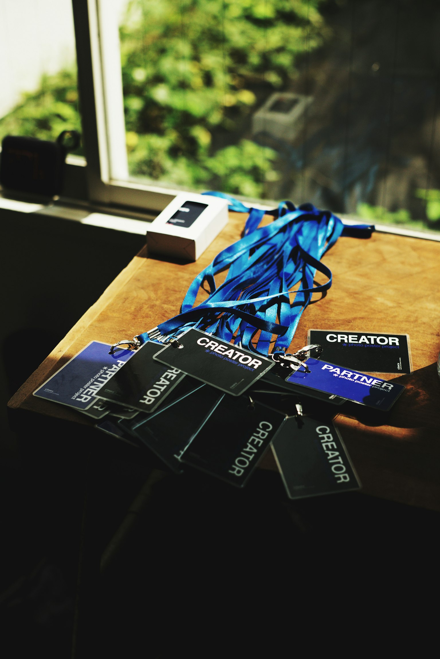 Blaue Bandnamen auf einem Tisch angeordnet