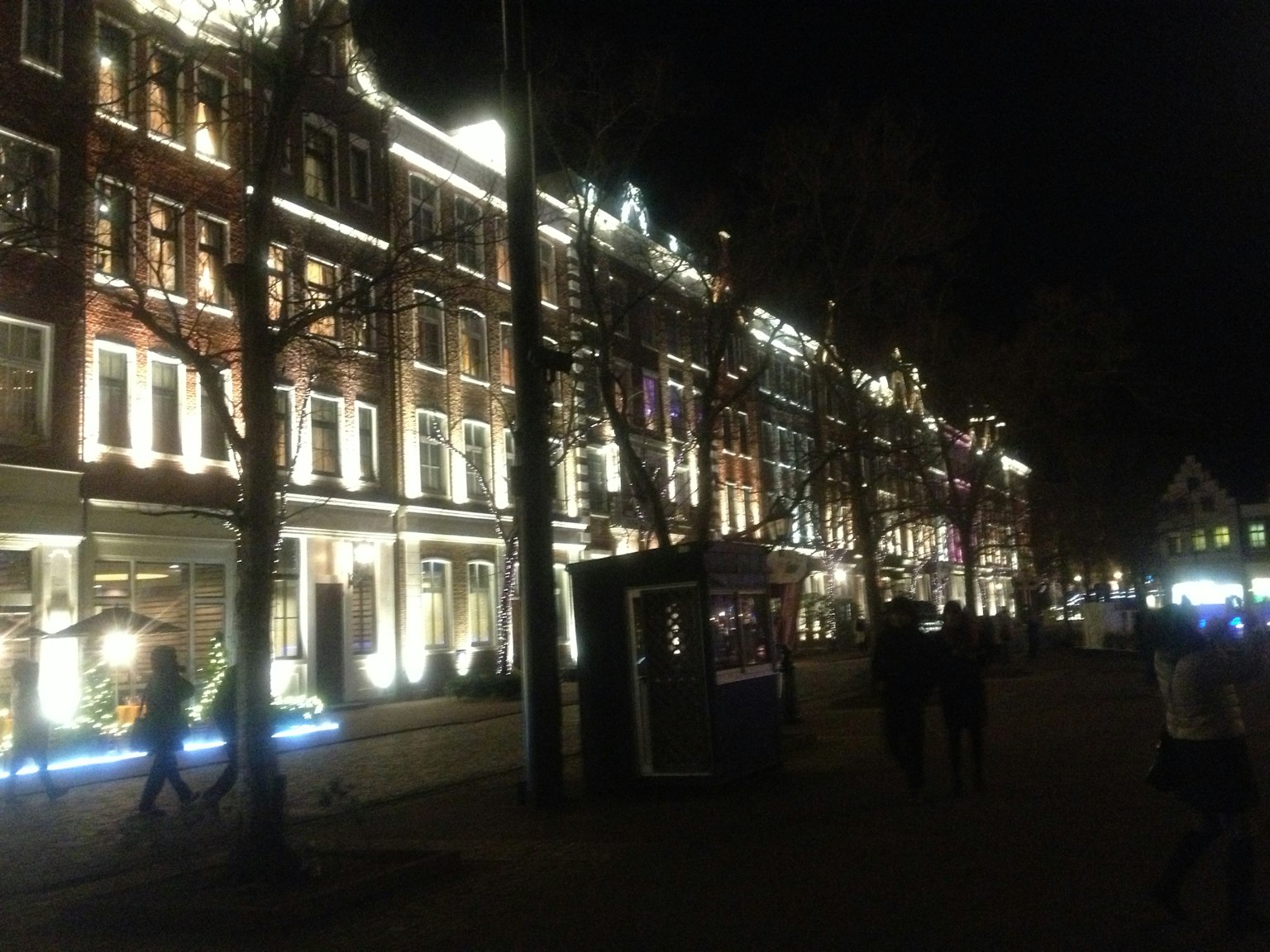 Bâtiments illuminés le long d'une rue la nuit