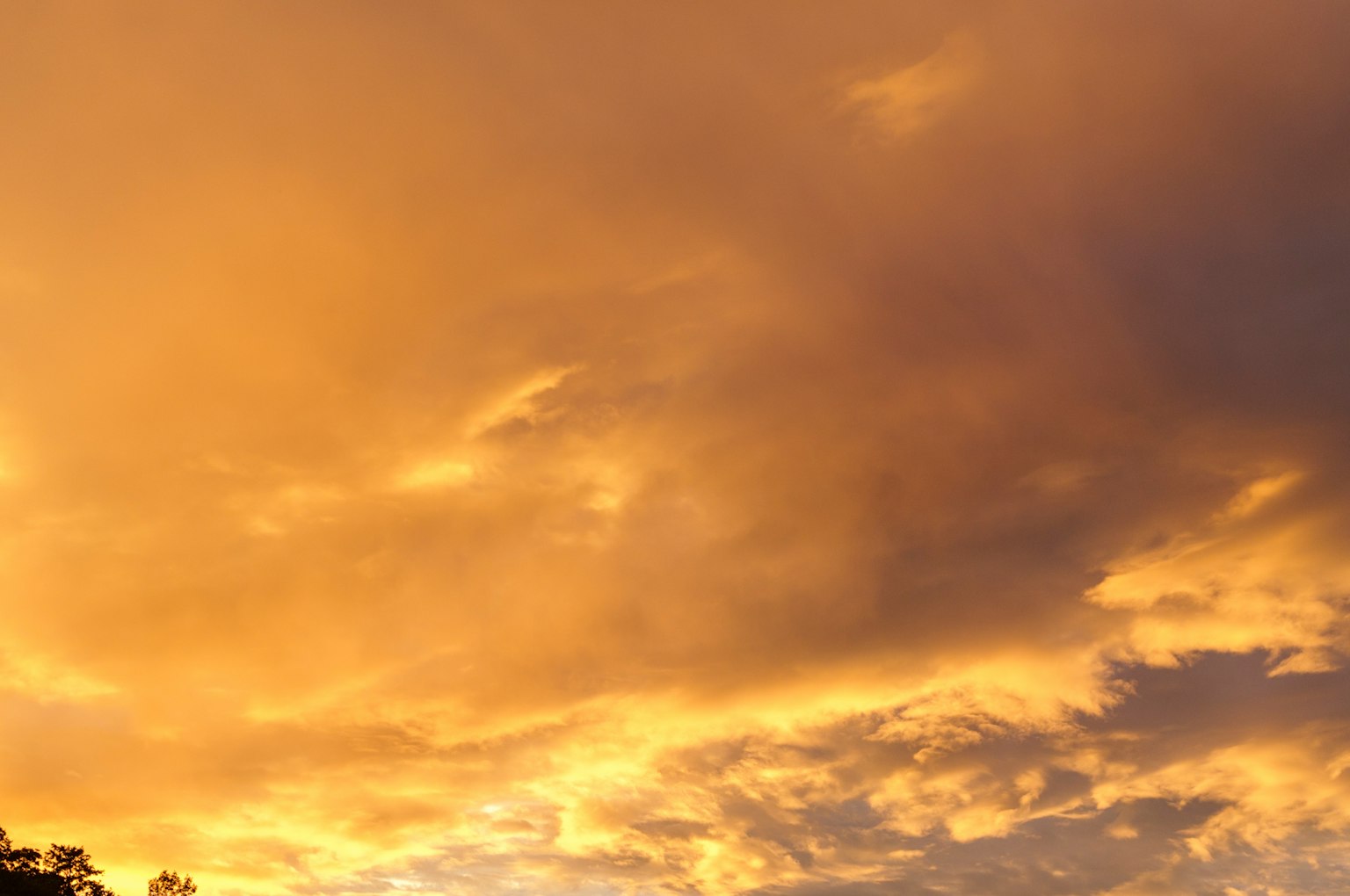 Cielo con nuvole arancioni e gialle al tramonto