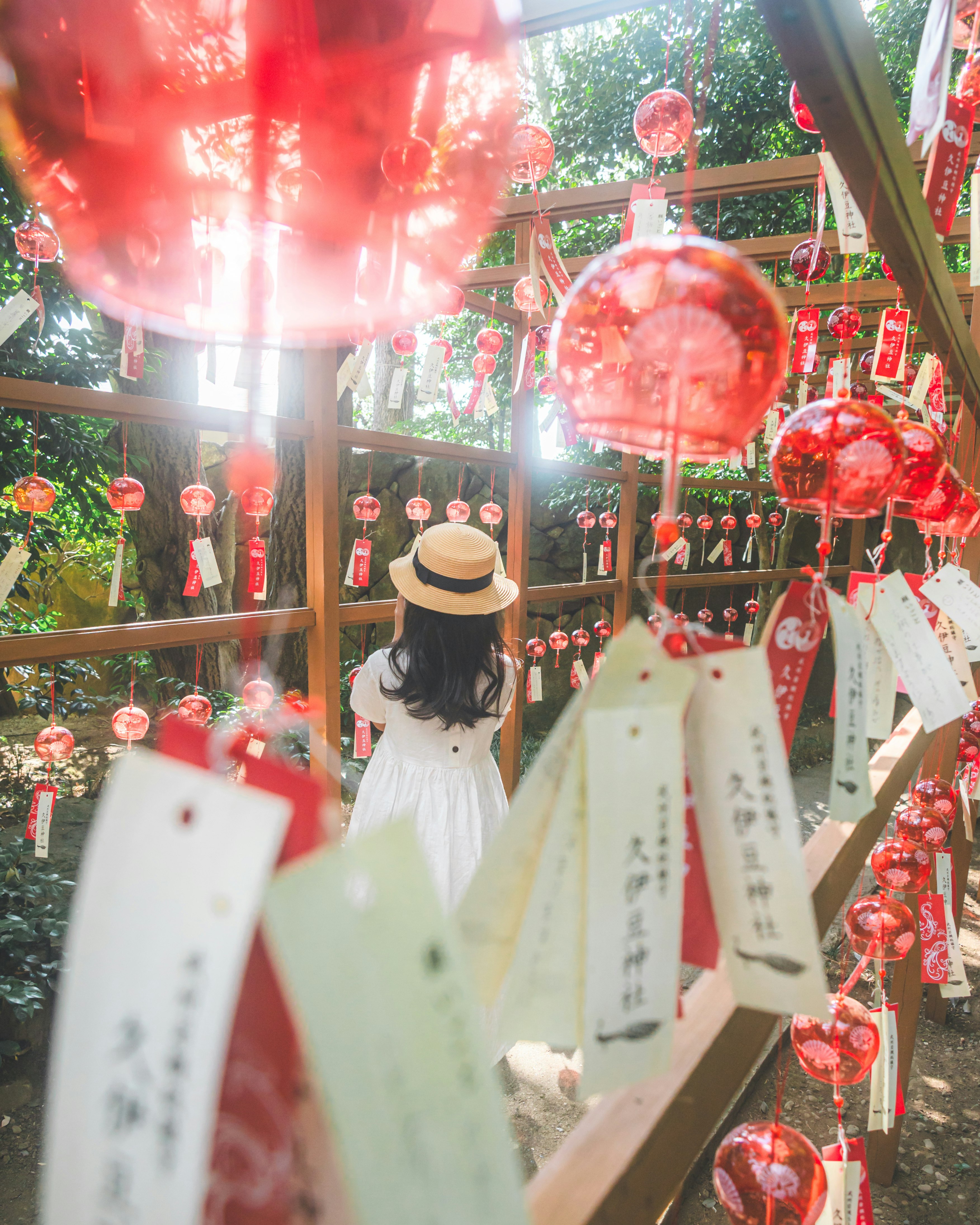 提灯とお守りが並ぶ神社の参道