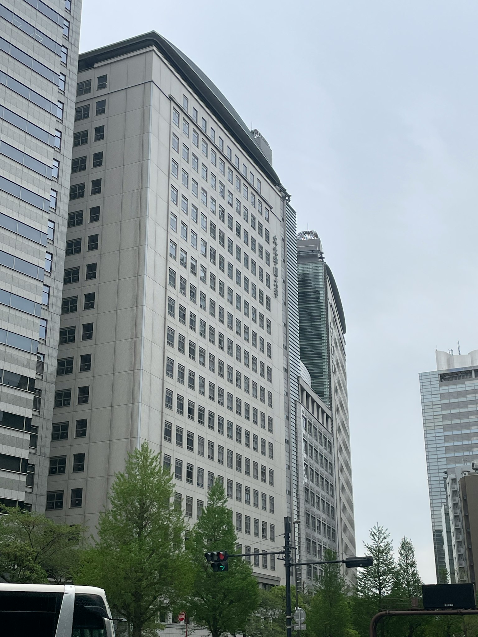 Paisaje urbano con edificios altos y arquitectura moderna