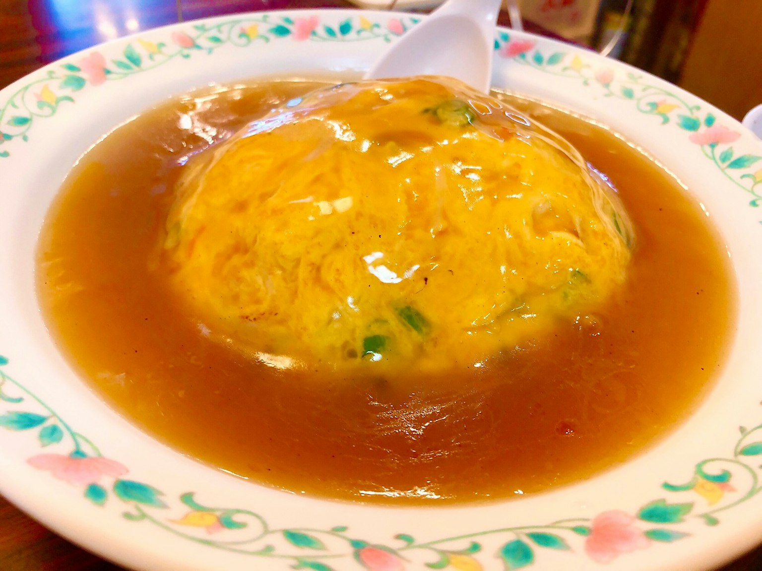 Un piatto di riso omelette con salsa gravy sopra