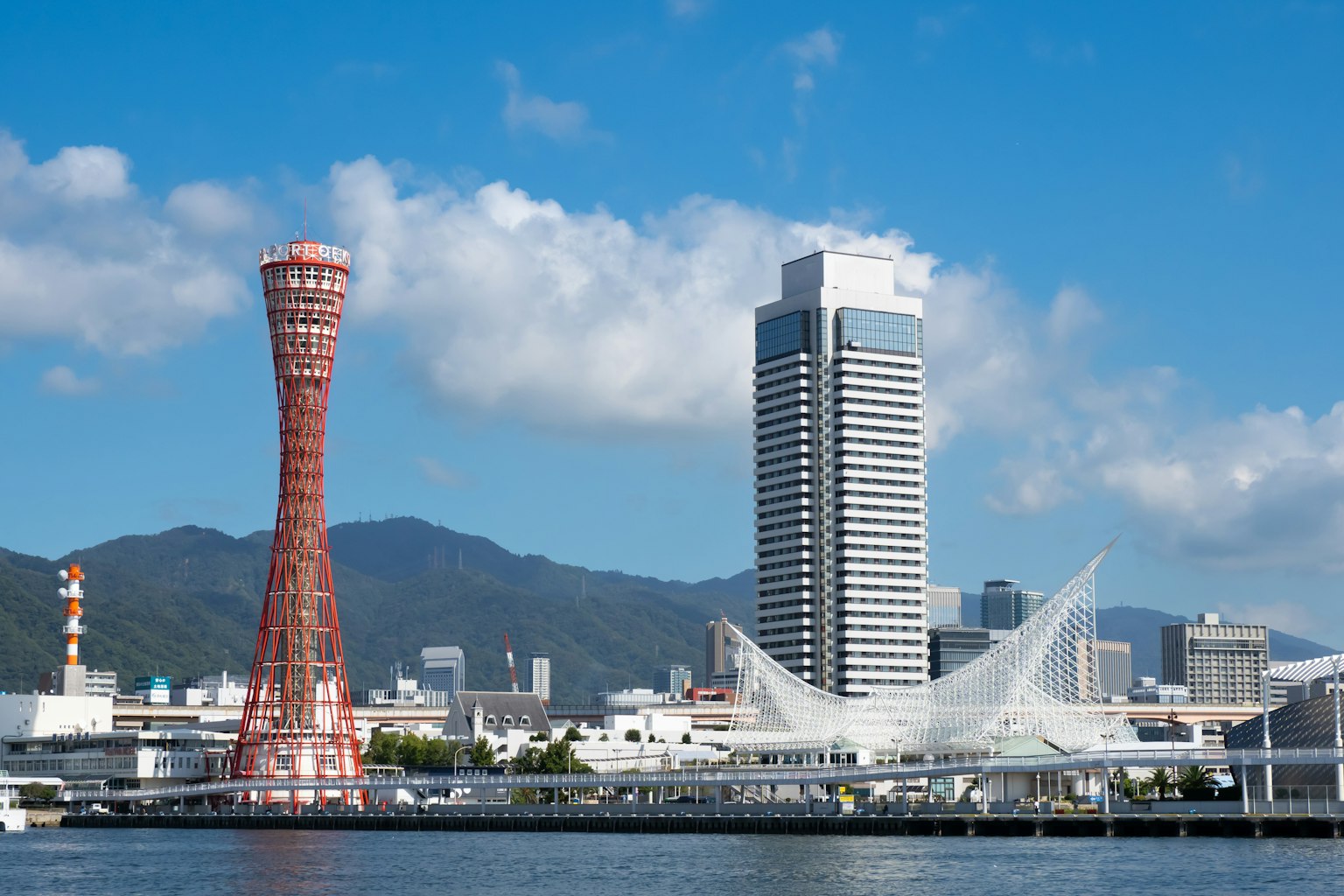 Kobe Port Tower und Skyline von Wolkenkratzern