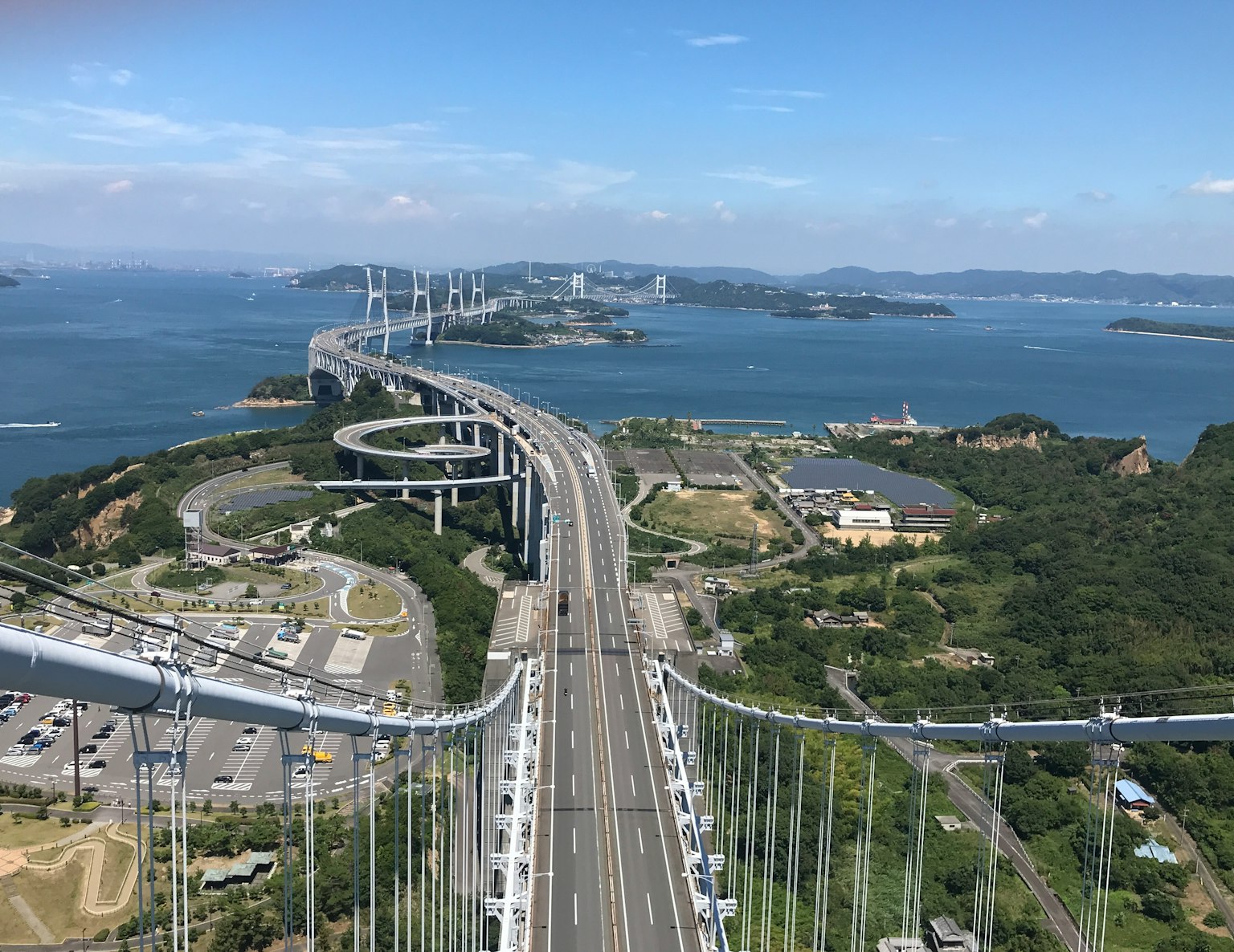 Panoramablick auf eine Brücke über Wasser mit einer Autobahn und üppiger grüner Umgebung