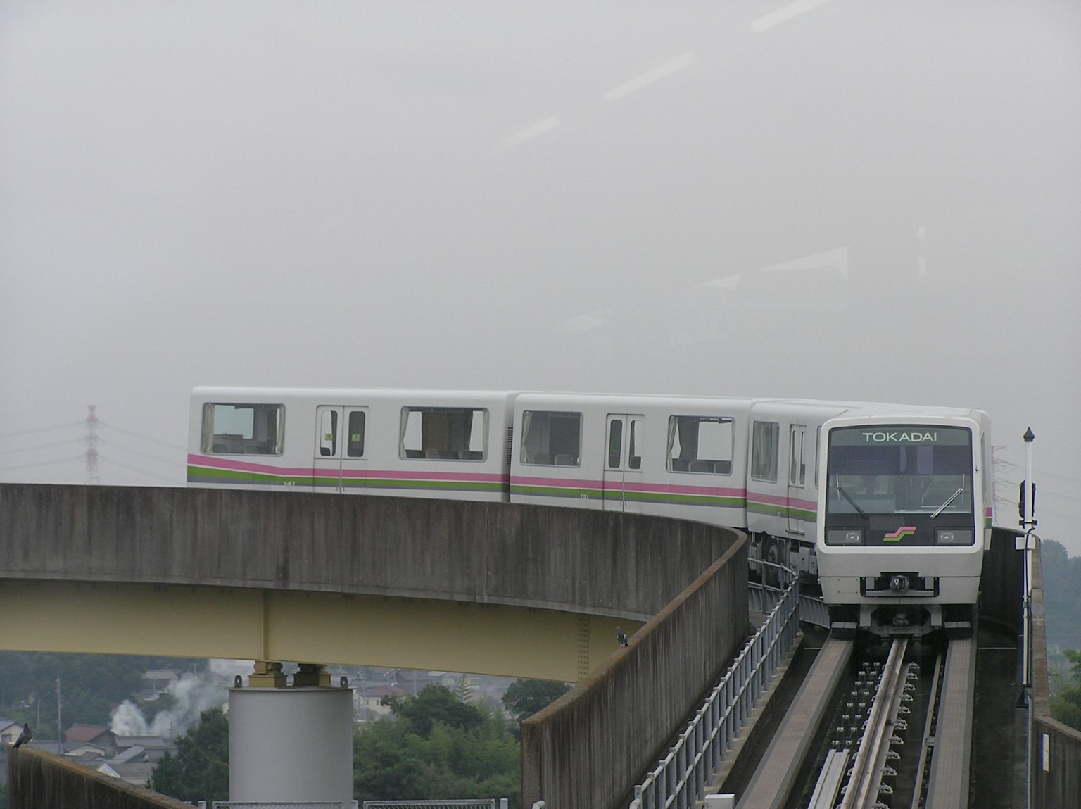 Monorail màu trắng di chuyển trên đường ray cao