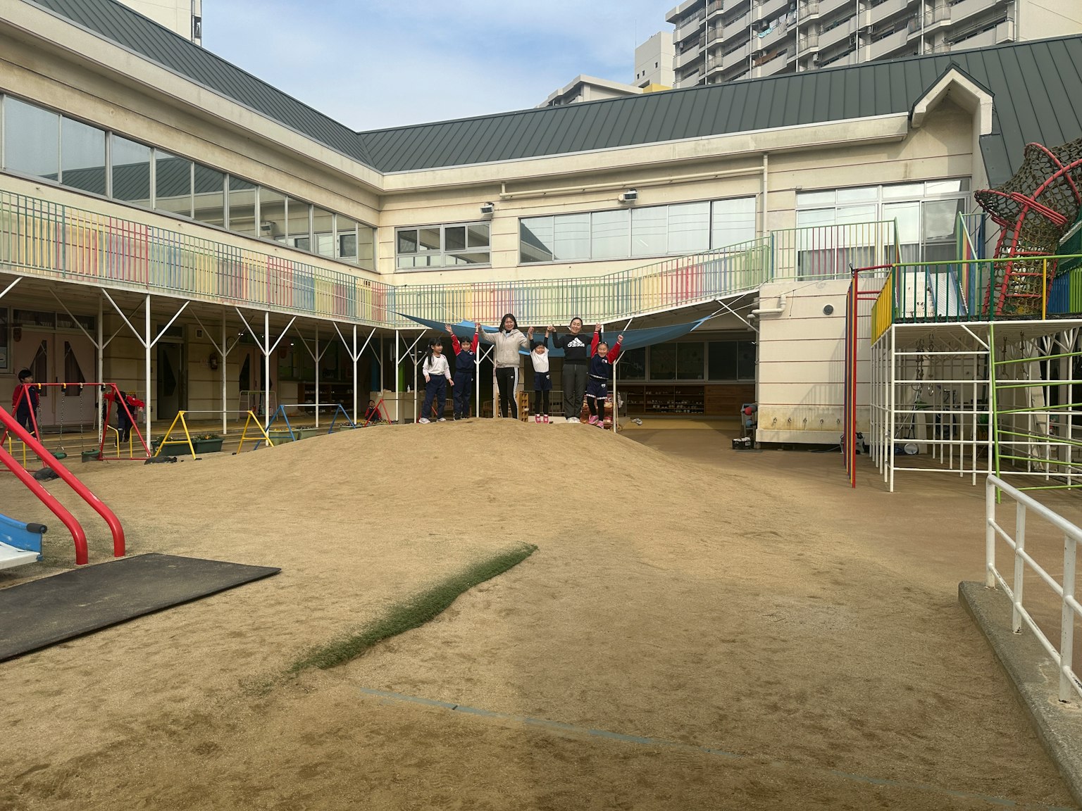幼兒園遊樂場外觀，孩子們在玩耍