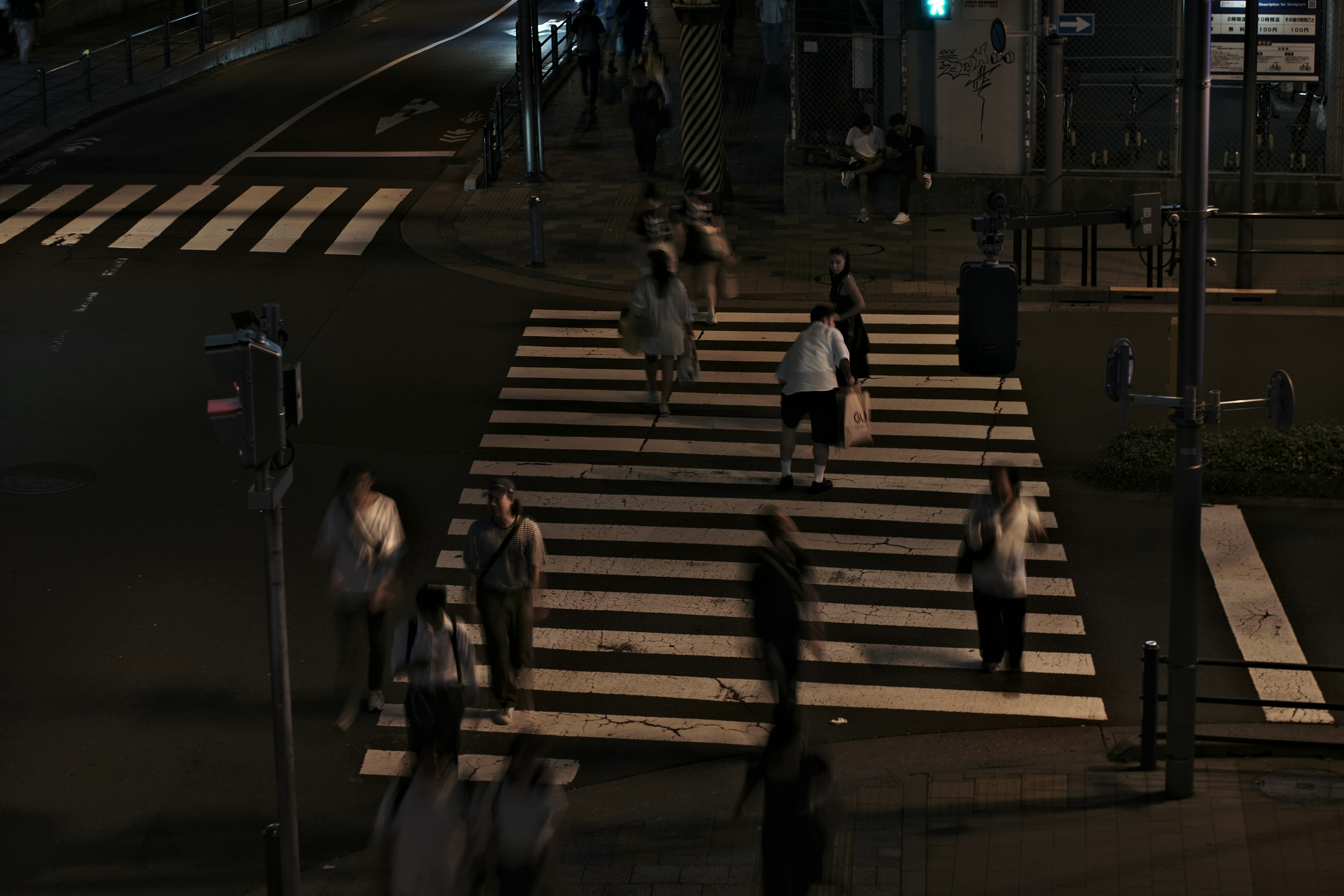 秋葉原の夜の横断歩道を歩く人々のスナップ