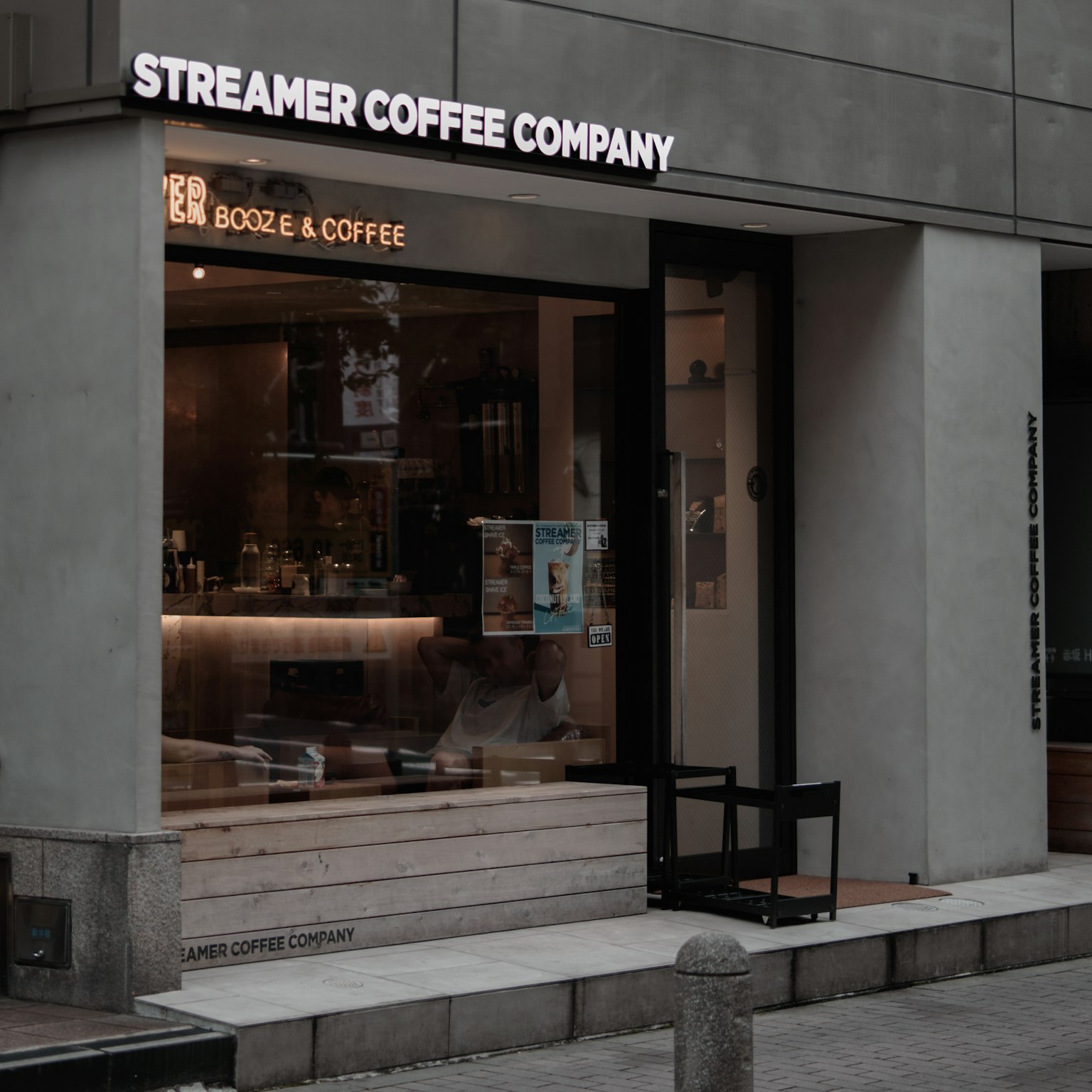 Eksterior Streamer Coffee Company dengan kopi dan buku