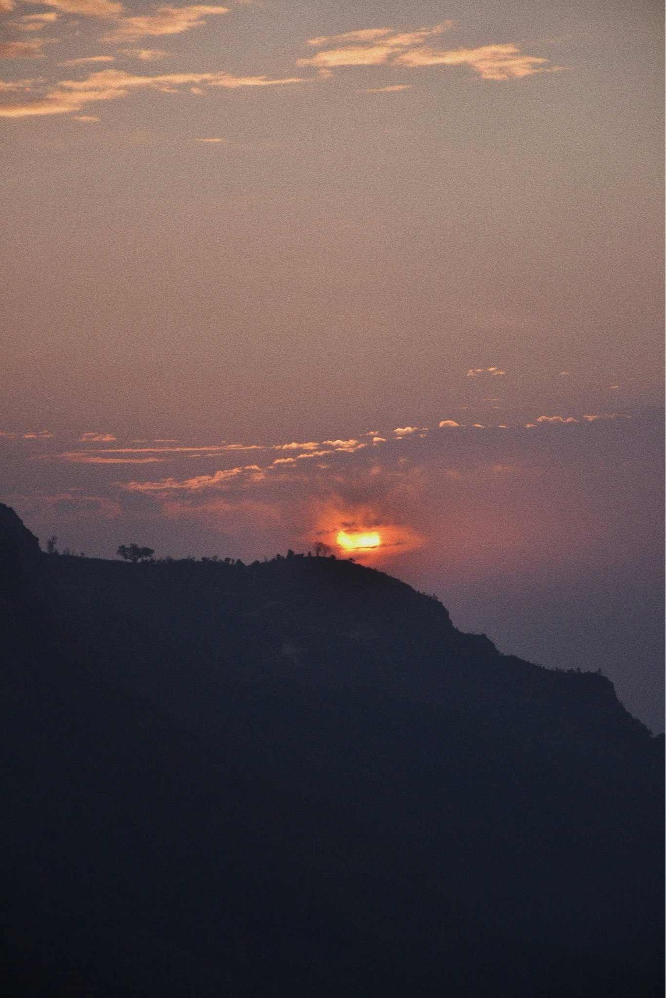 cielo al tramonto sopra una cresta montuosa