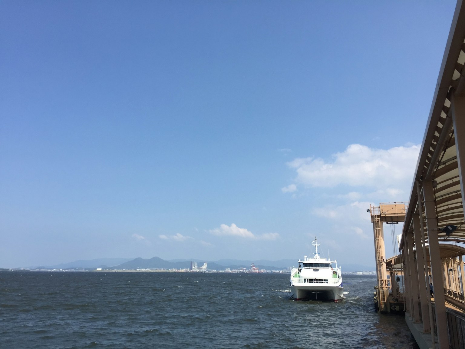 Ferry trên mặt nước dưới bầu trời xanh rõ ràng