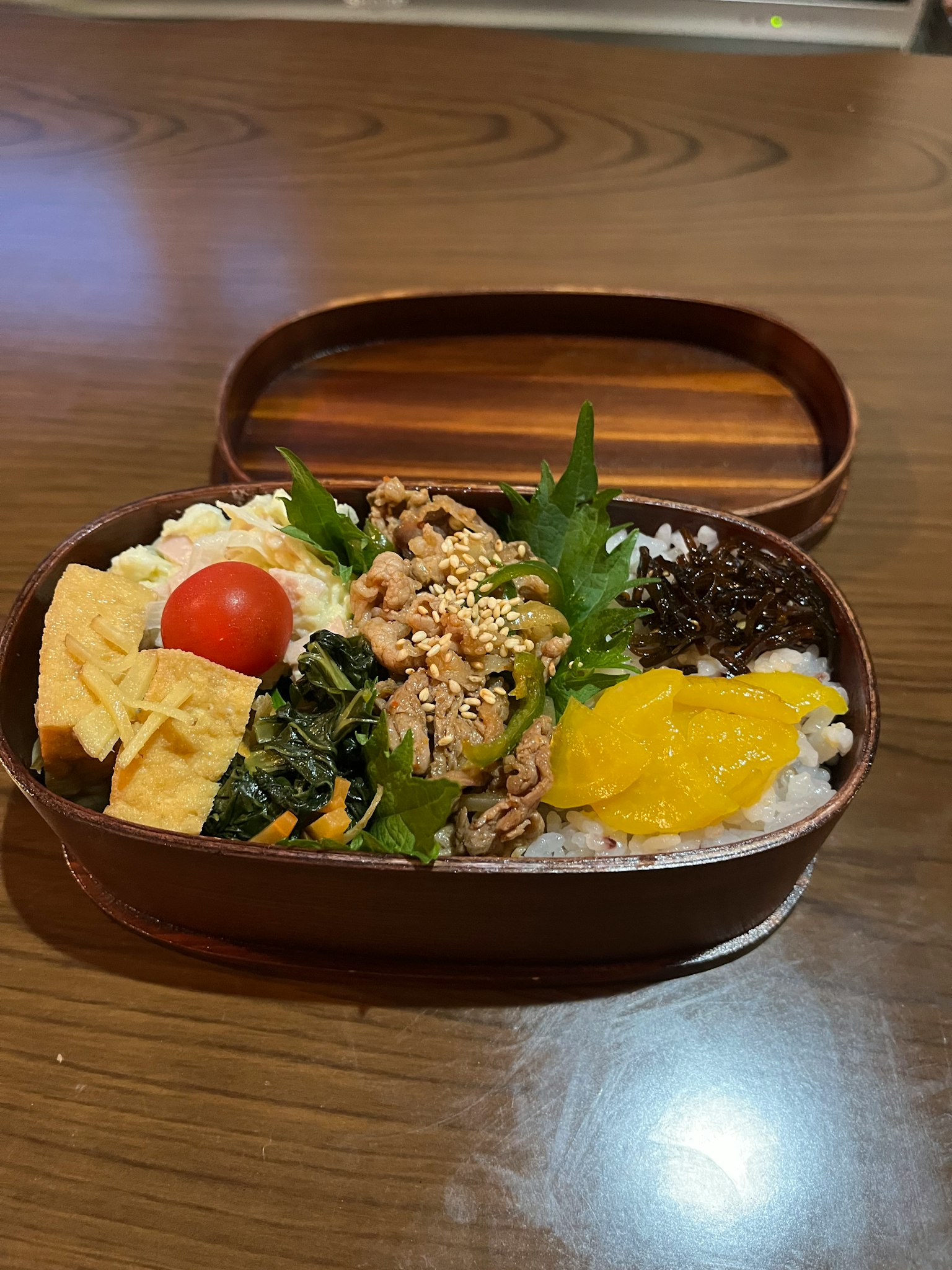 日式便當盒，內含米飯和多種配料