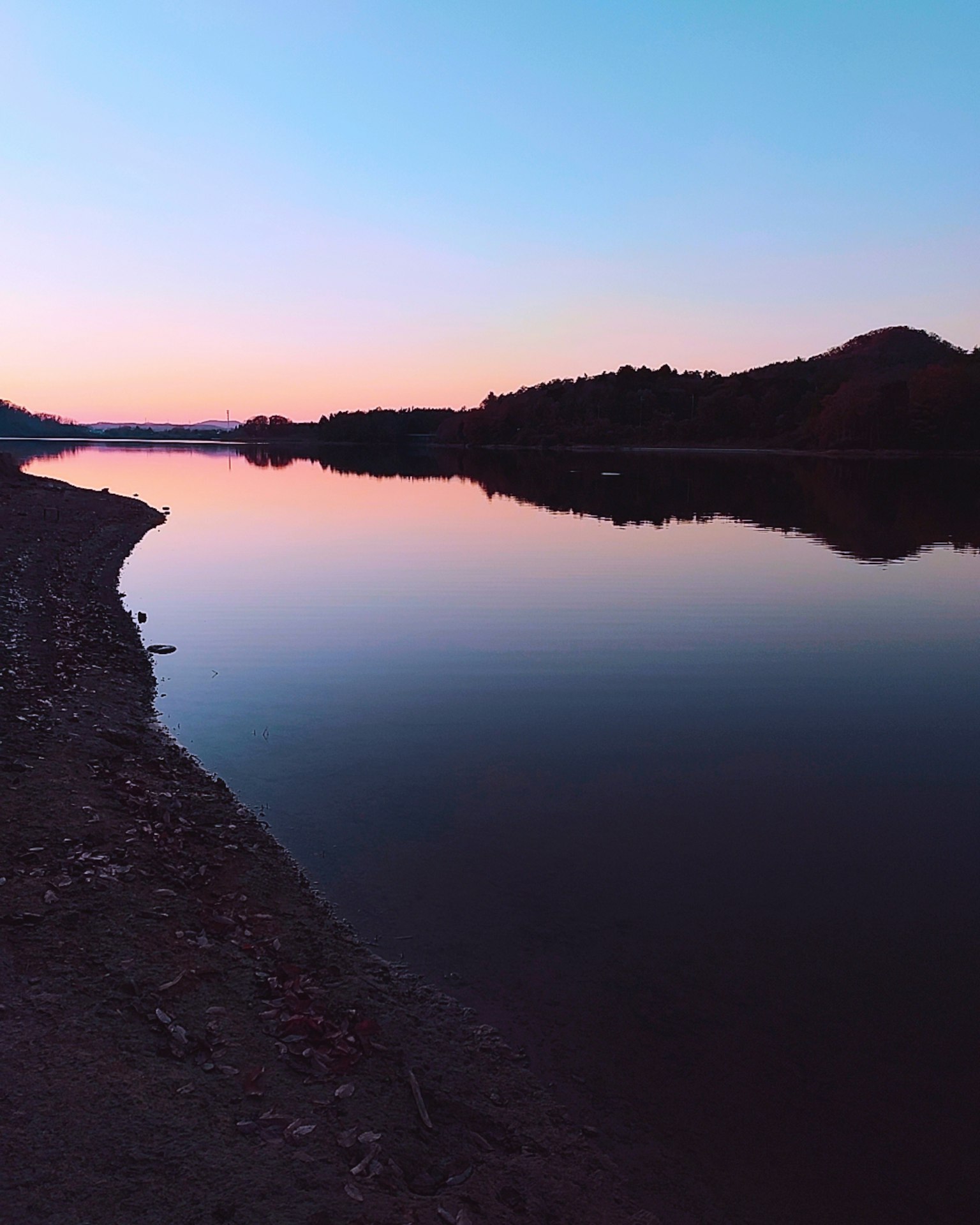 Ruhige Seelandschaft mit Sonnenuntergangstönen