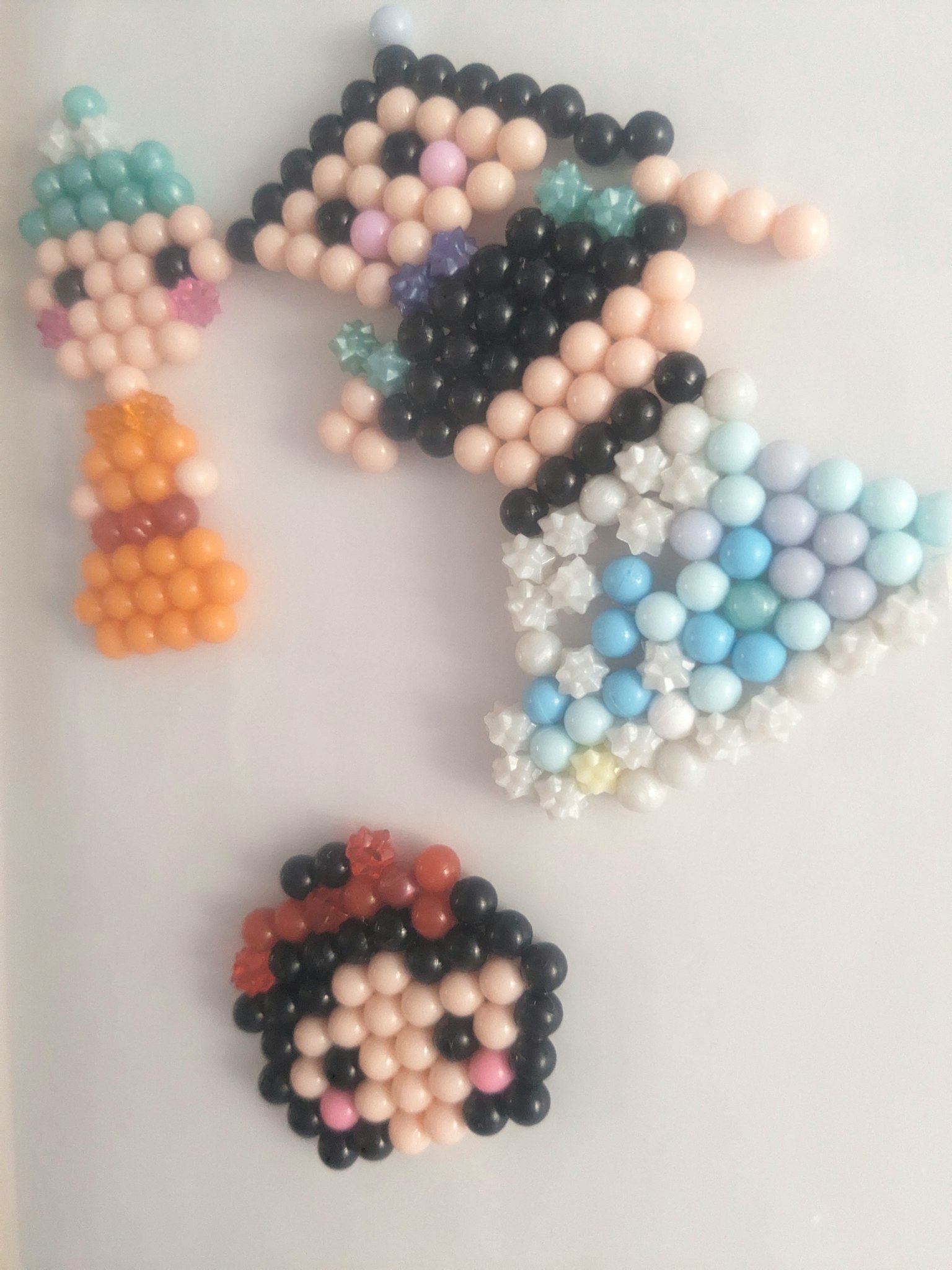 彩色珠子藝術作品展示角色和設計