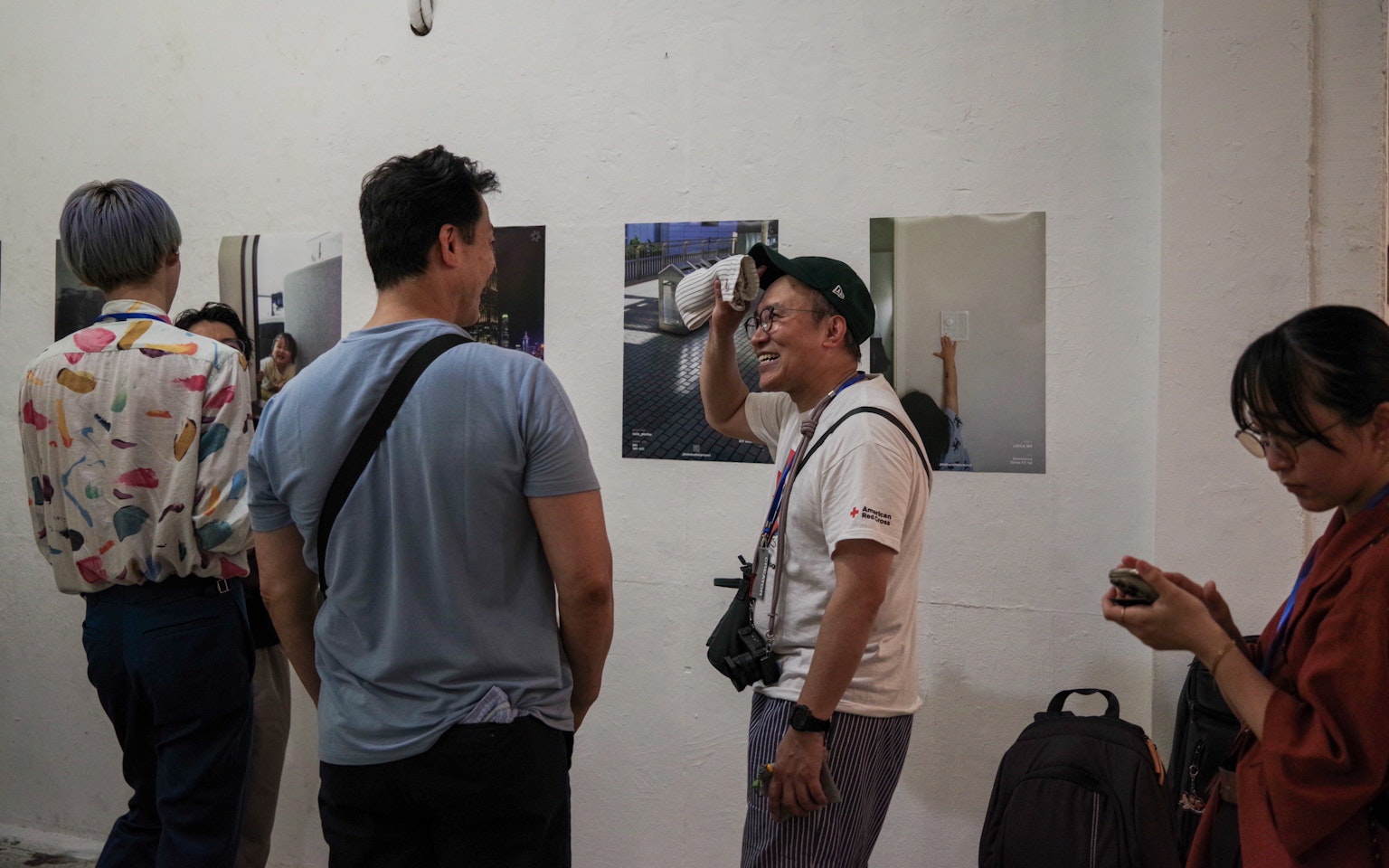 Grupo de personas observando obras de arte en una galería
