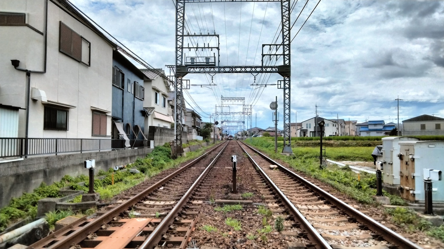 วิวของรางรถไฟข้างนาข้าว