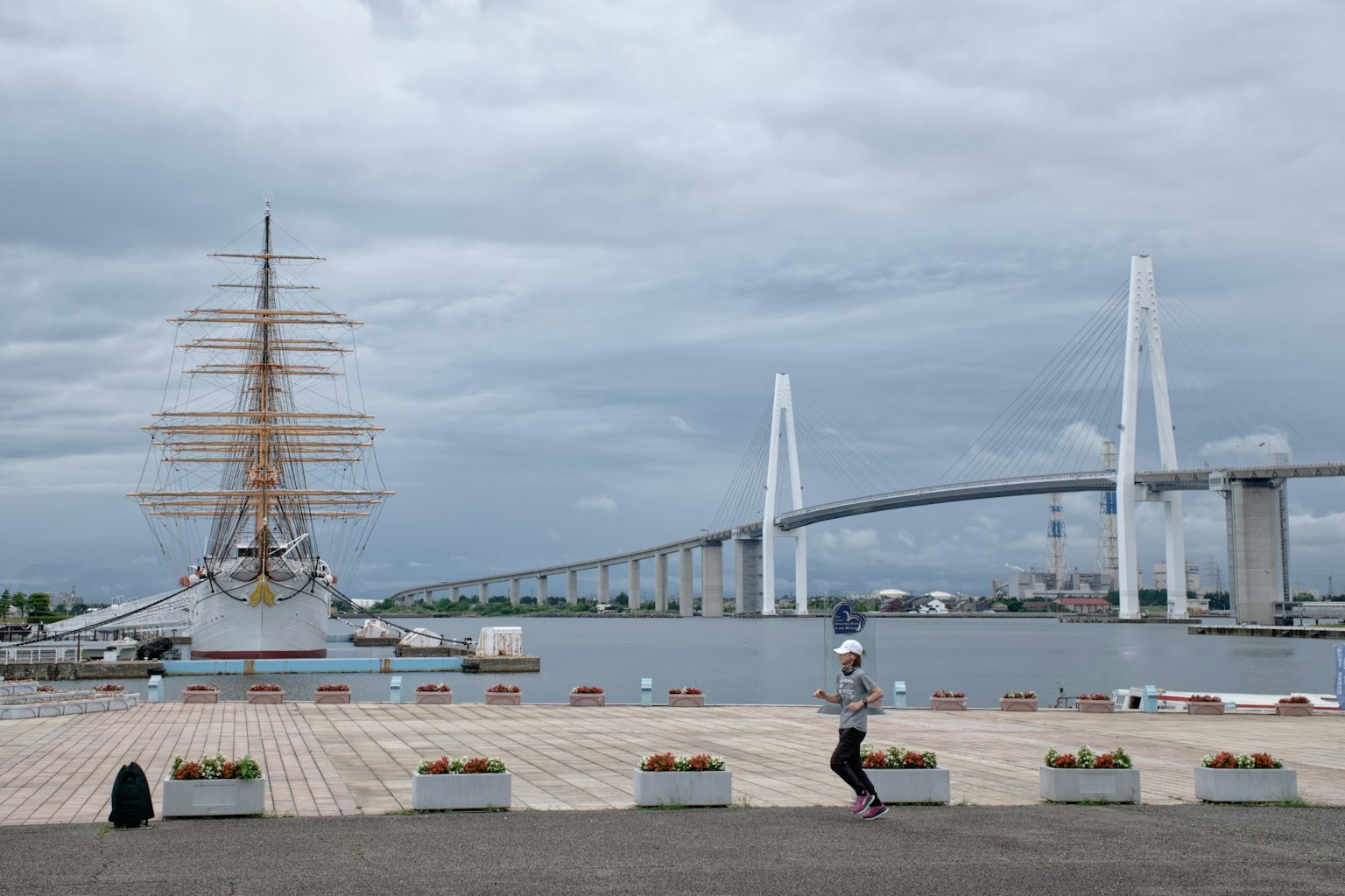 Un gran barco de vela y un puente moderno junto al agua